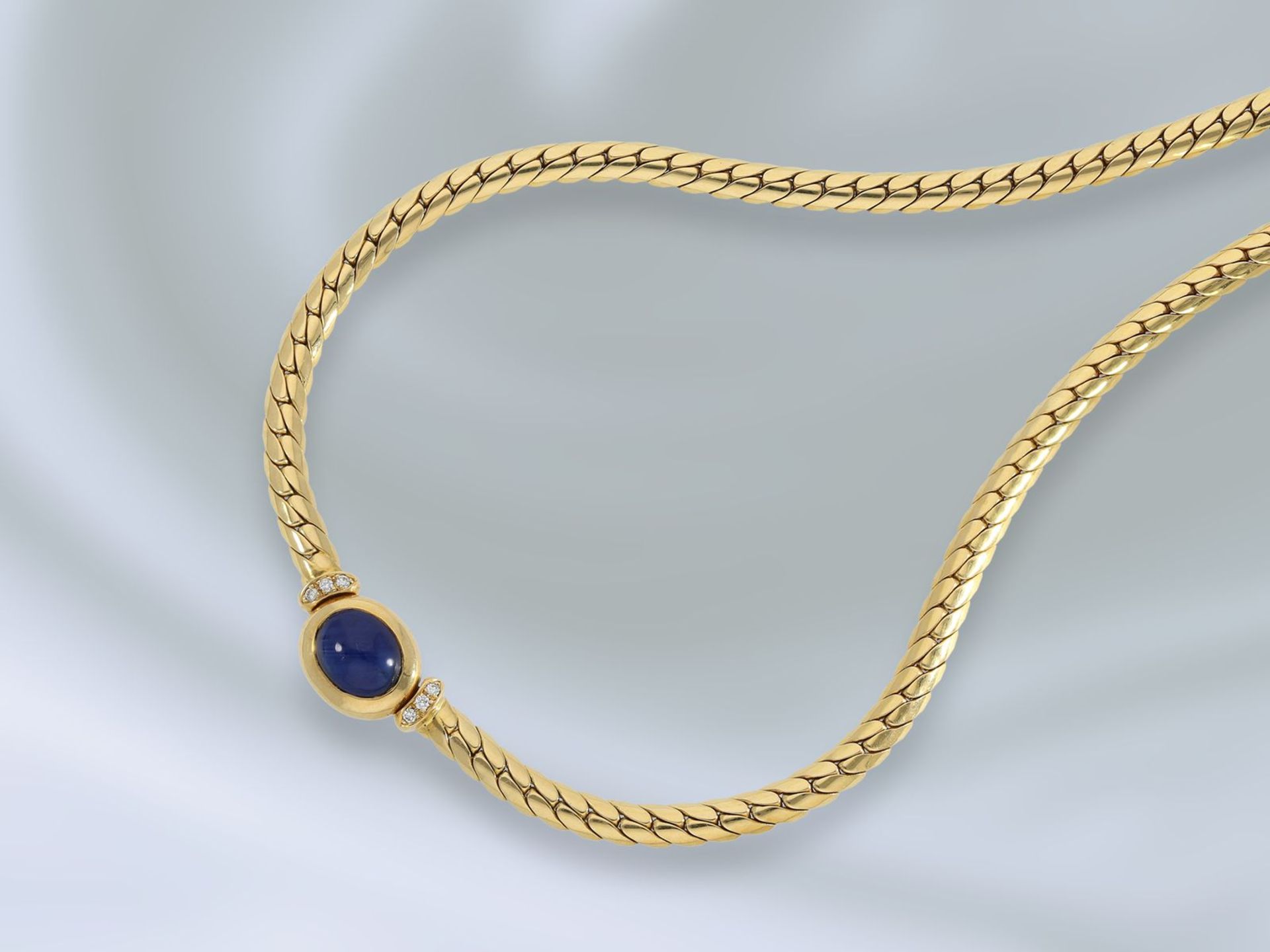 Kette/Collier: geschmackvolles Goldschmiede-Mittelteilcollier mit wertvollem Saphir-Cabochon, 3,