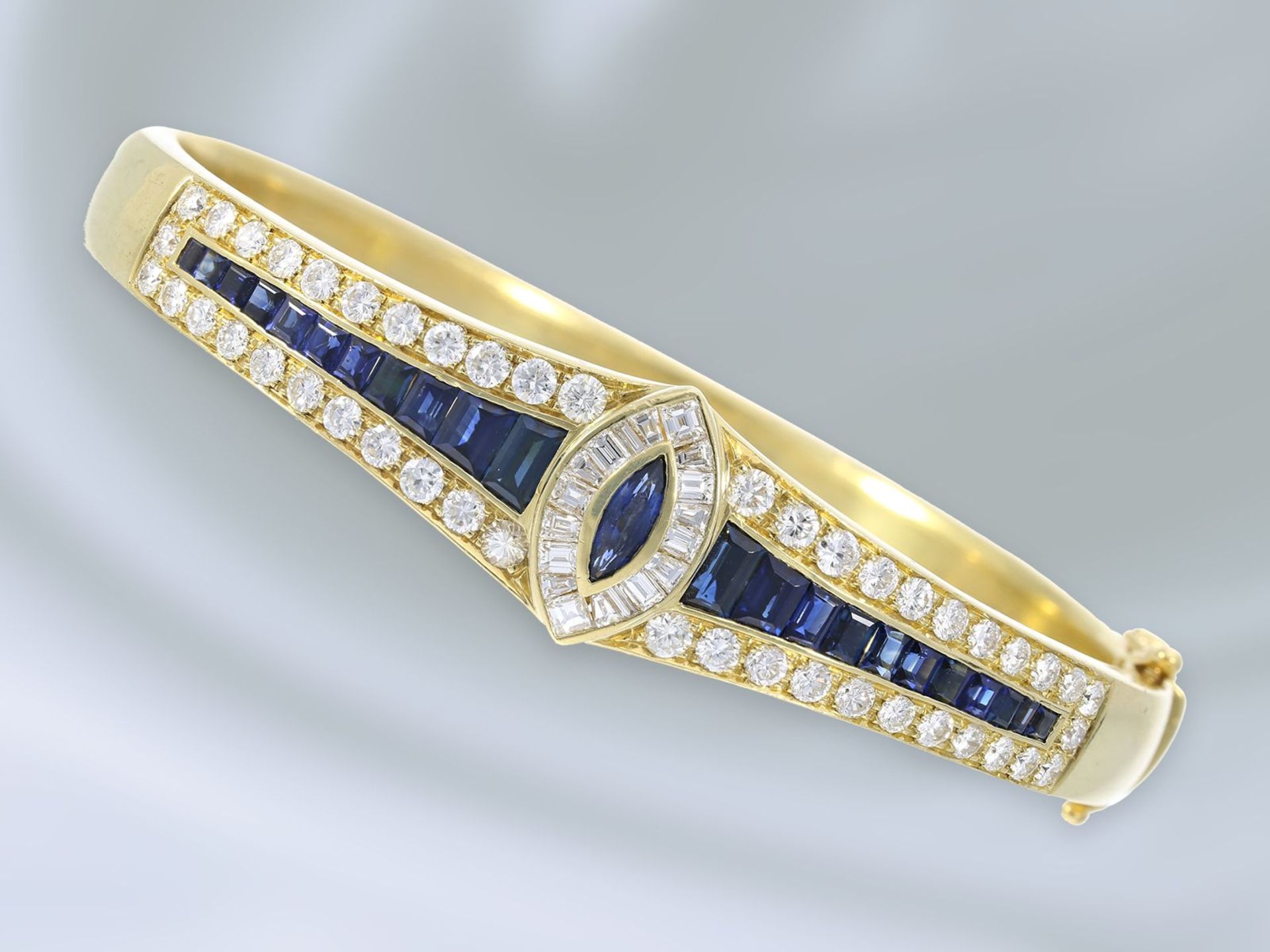 Armreif: hochwertiger und äußerst massiv gefertigter vintage Armreif mit reichem Saphir-, Diamant-
