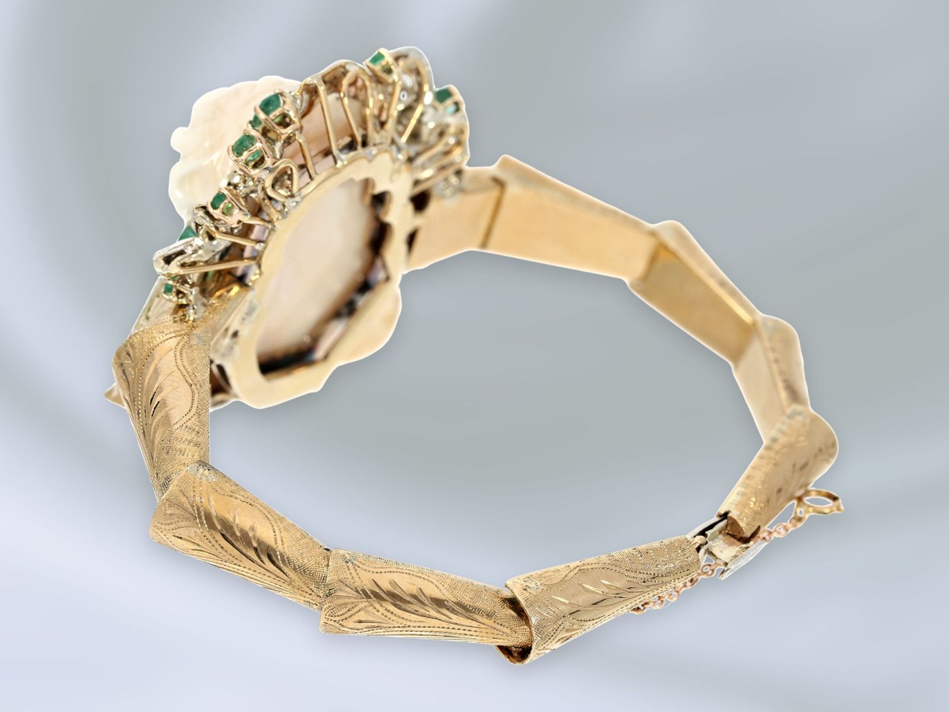 Armband: einzigartiges Goldschmiedearmband mit schöner Kamee aus Engelshautkoralle, hochwertige - Bild 2 aus 3