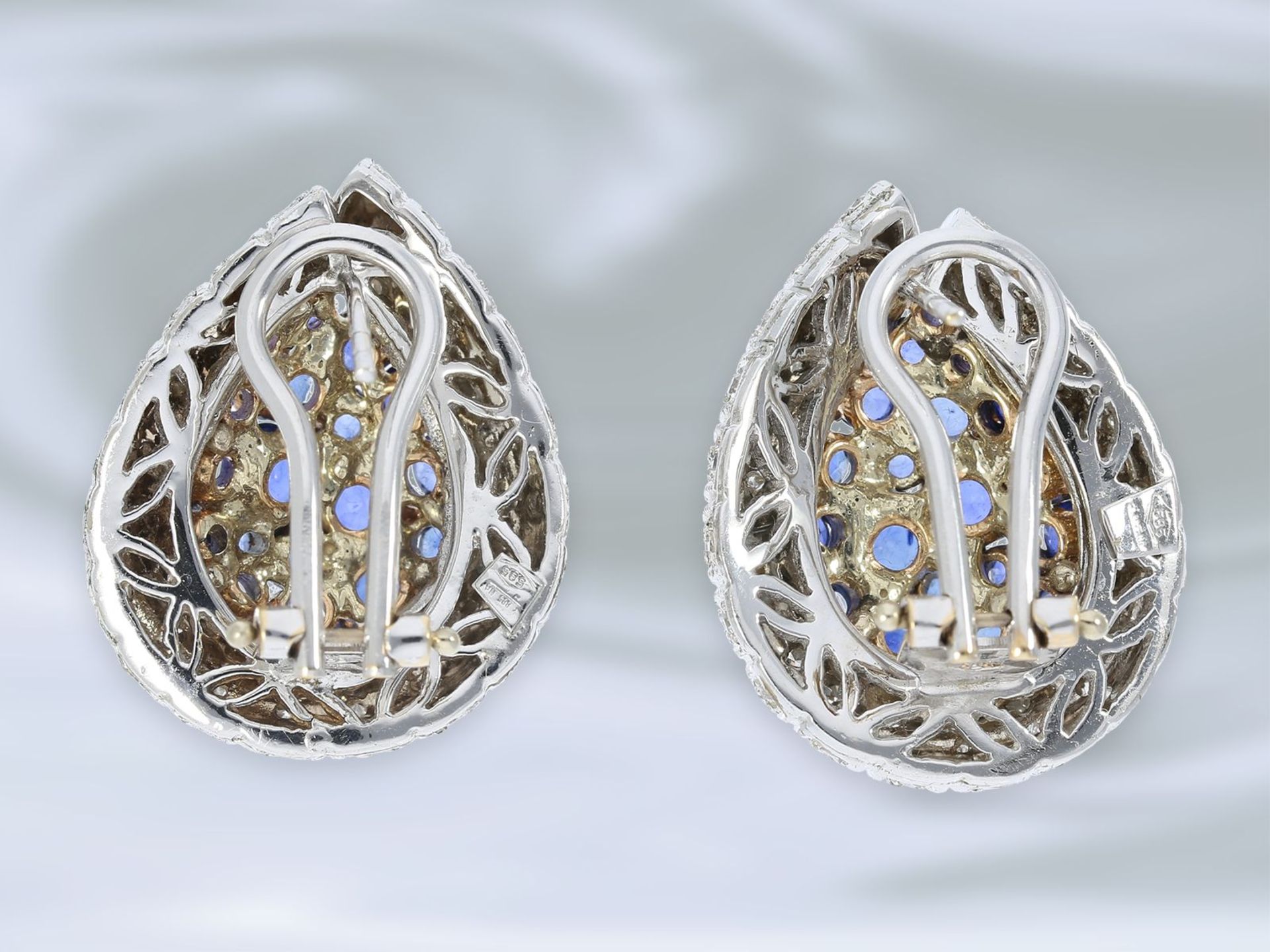Ohrschmuck: weißgoldene, sehr attraktive und hochwertige Saphir/Diamant-Designerohrringe, ca. 5, - Bild 3 aus 3