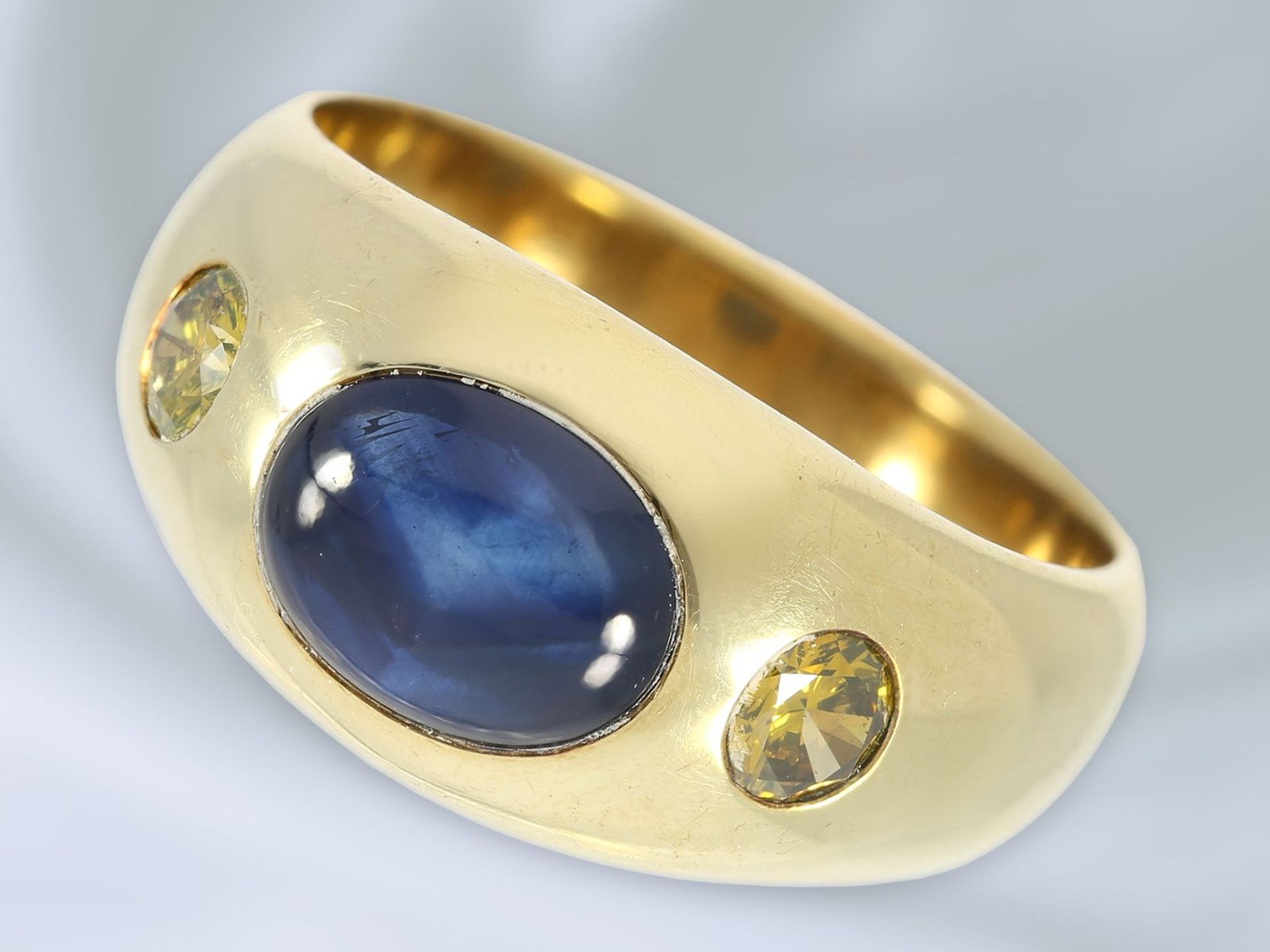 Ring: klassischer vintage Bandring mit Saphir und fancy Brillanten, solide Goldschmiedearbeit aus