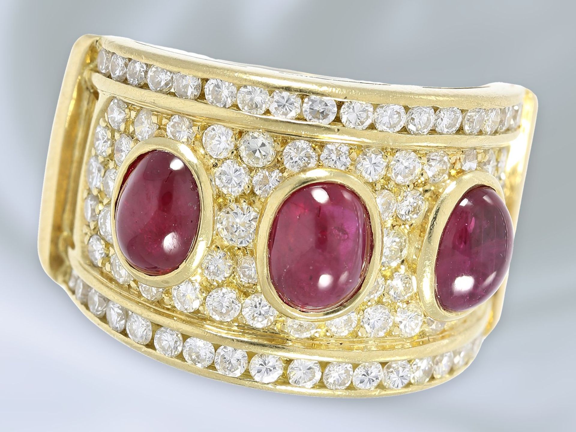 Ring: besonders breiter und geschmackvoller Rubin/Brillant-Goldschmiedering, ca. 4,76ct, - Bild 4 aus 4
