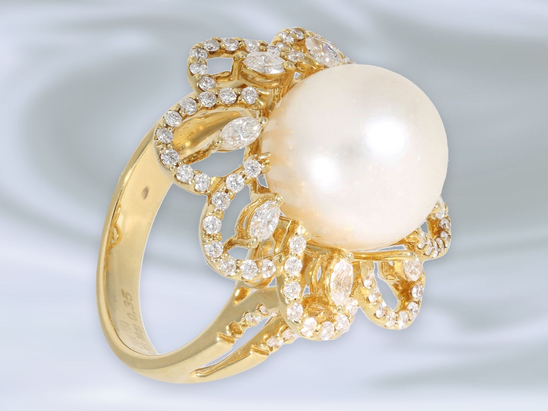 Ring: ausgefallener und dekorativ gefertigter Blütenring mit großer Zuchtperle und Diamanten/ - Bild 2 aus 2
