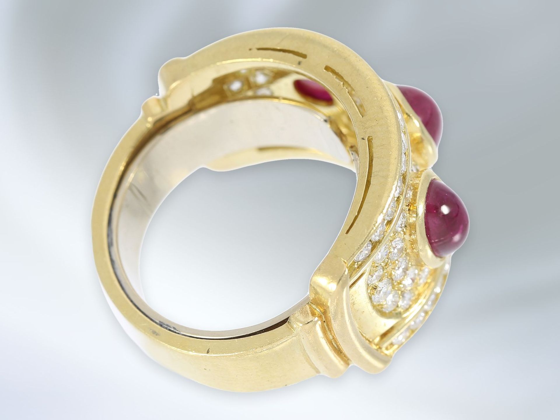 Ring: besonders breiter und geschmackvoller Rubin/Brillant-Goldschmiedering, ca. 4,76ct, - Bild 3 aus 4
