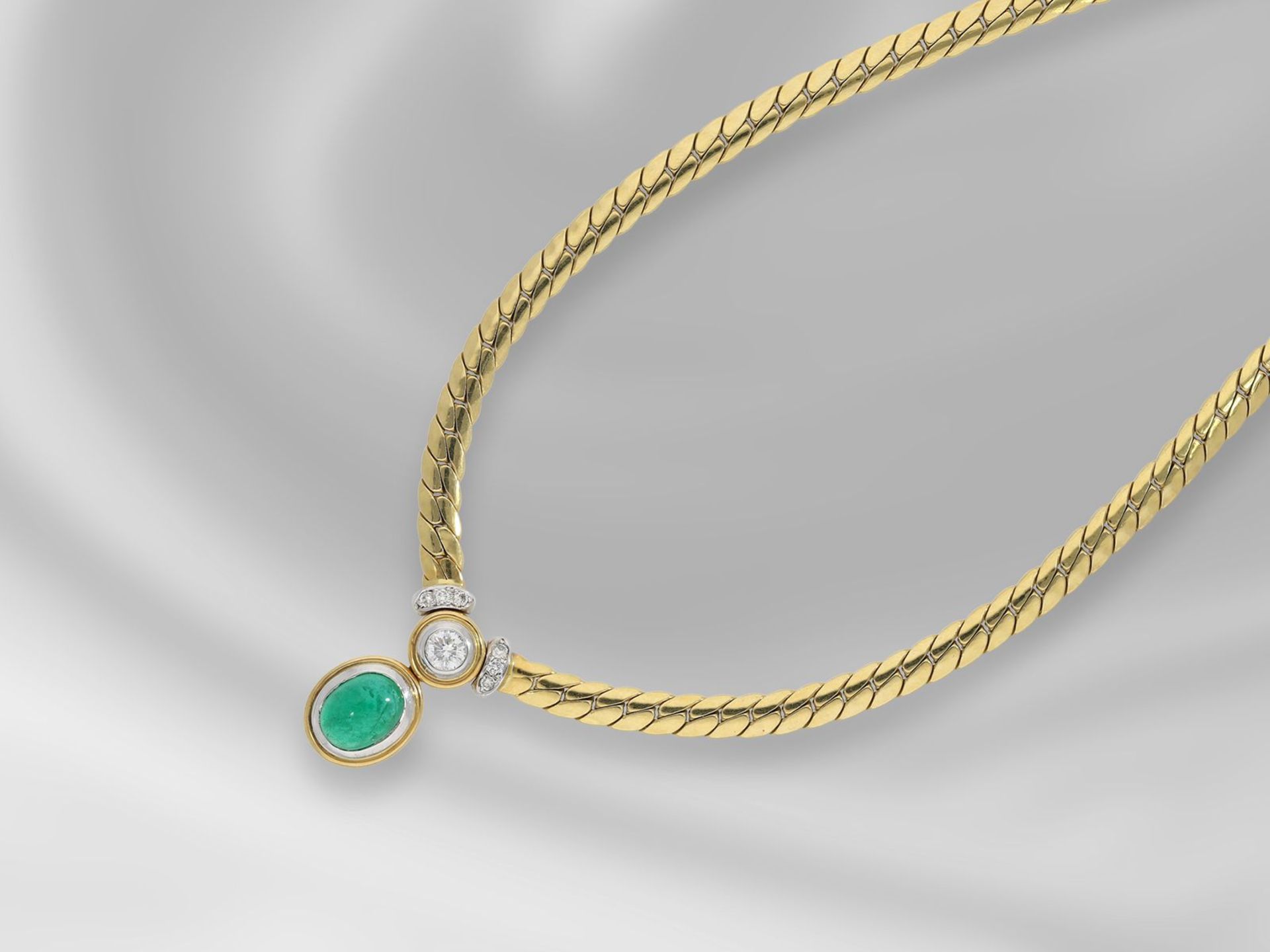 Kette/Collier: sehr dekoratives und ehemals teures 18K Gold-Collier mit sehr schönem Smaragd-