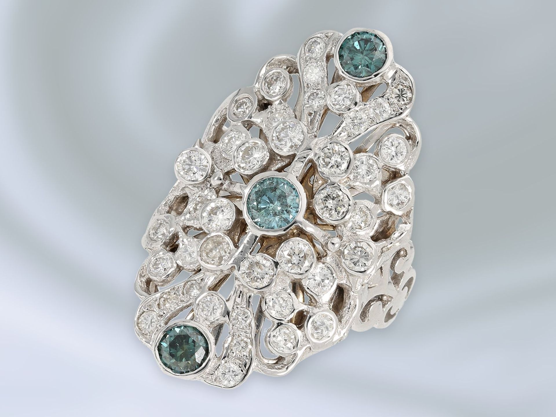 Ring: äußerst attraktiver Goldschmiedering mit Brillantbesatz und blauen Diamanten, ca. 2,28ct,