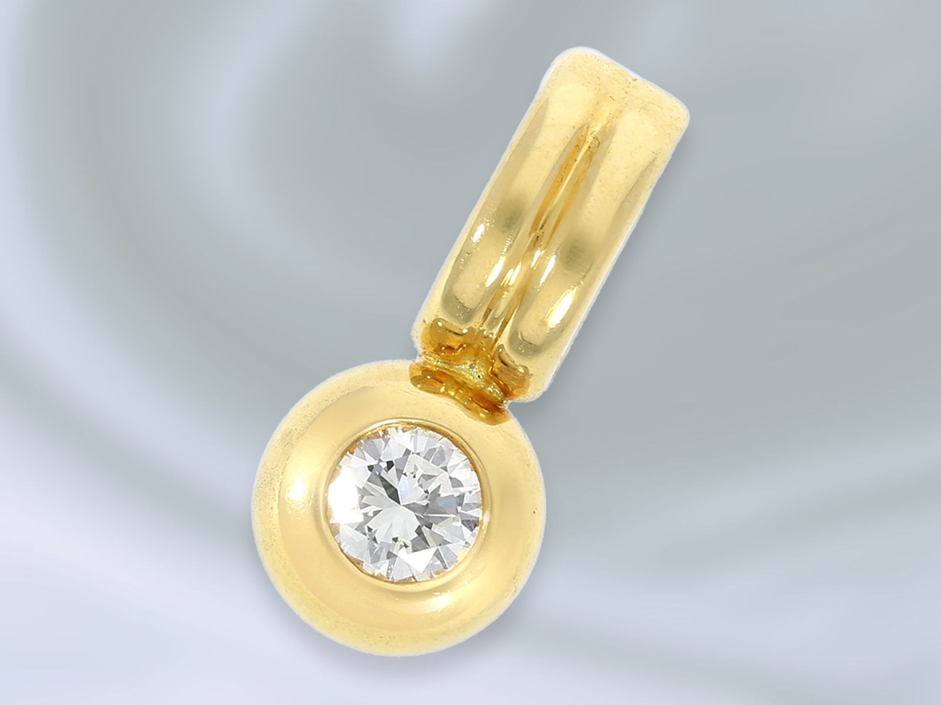 Anhänger: solide gefertigter Solitäranhänger mit Brillant von 0,29ct, 18K GoldCa. 18 x 8mm, ca. 4,