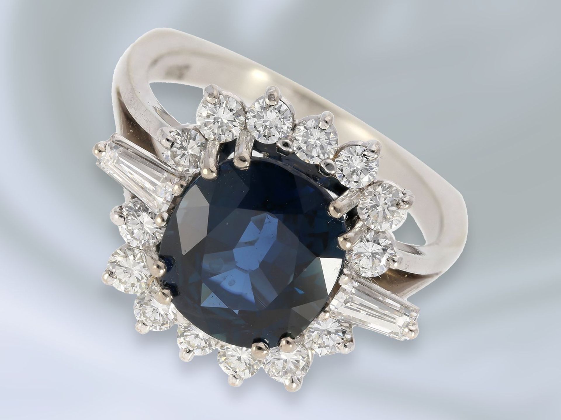 Ring: hochwertiger vintage Goldschmiedering mit Brillant-/Diamantbesatz und schönem Saphir,