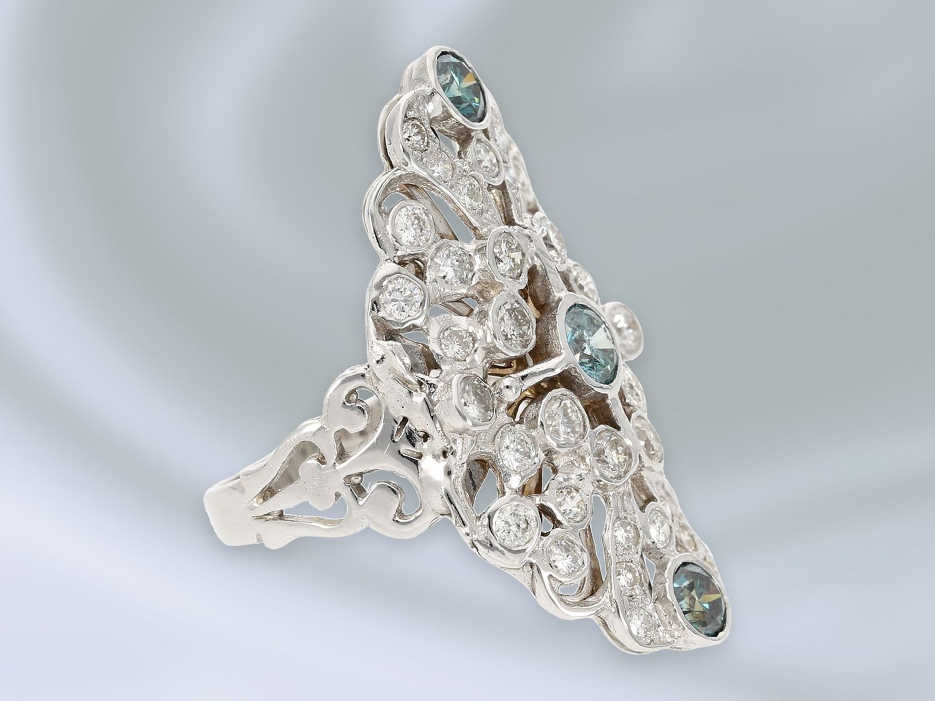 Ring: äußerst attraktiver Goldschmiedering mit Brillantbesatz und blauen Diamanten, ca. 2,28ct, - Bild 3 aus 3