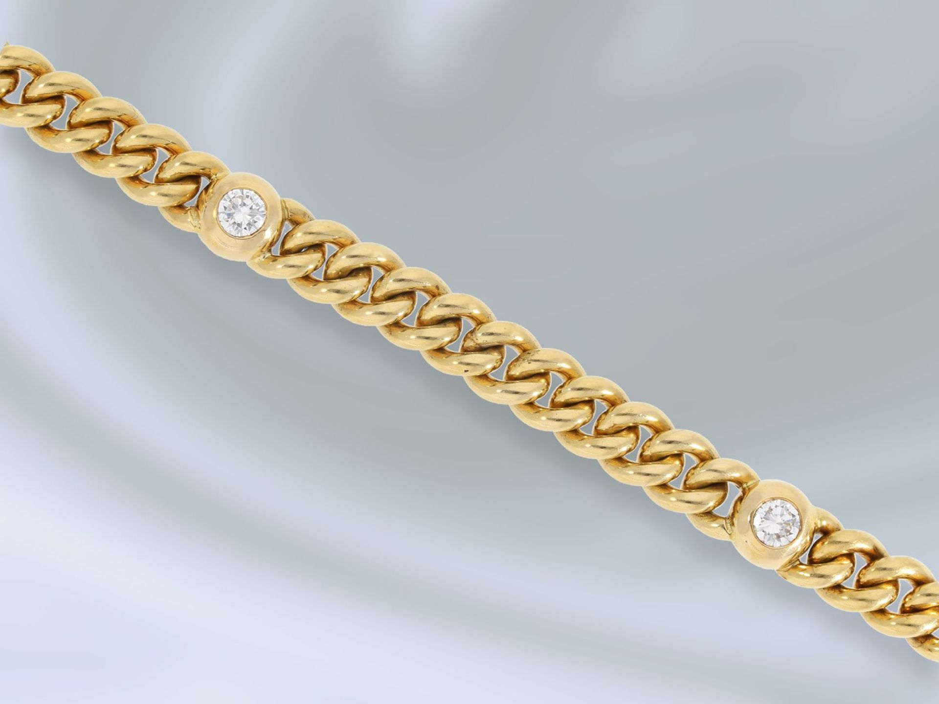 Armband: modern gearbeitetes und sehr massives Brillant/Rundpanzer-Armband aus 18K Gold, ca. 0, - Bild 2 aus 2