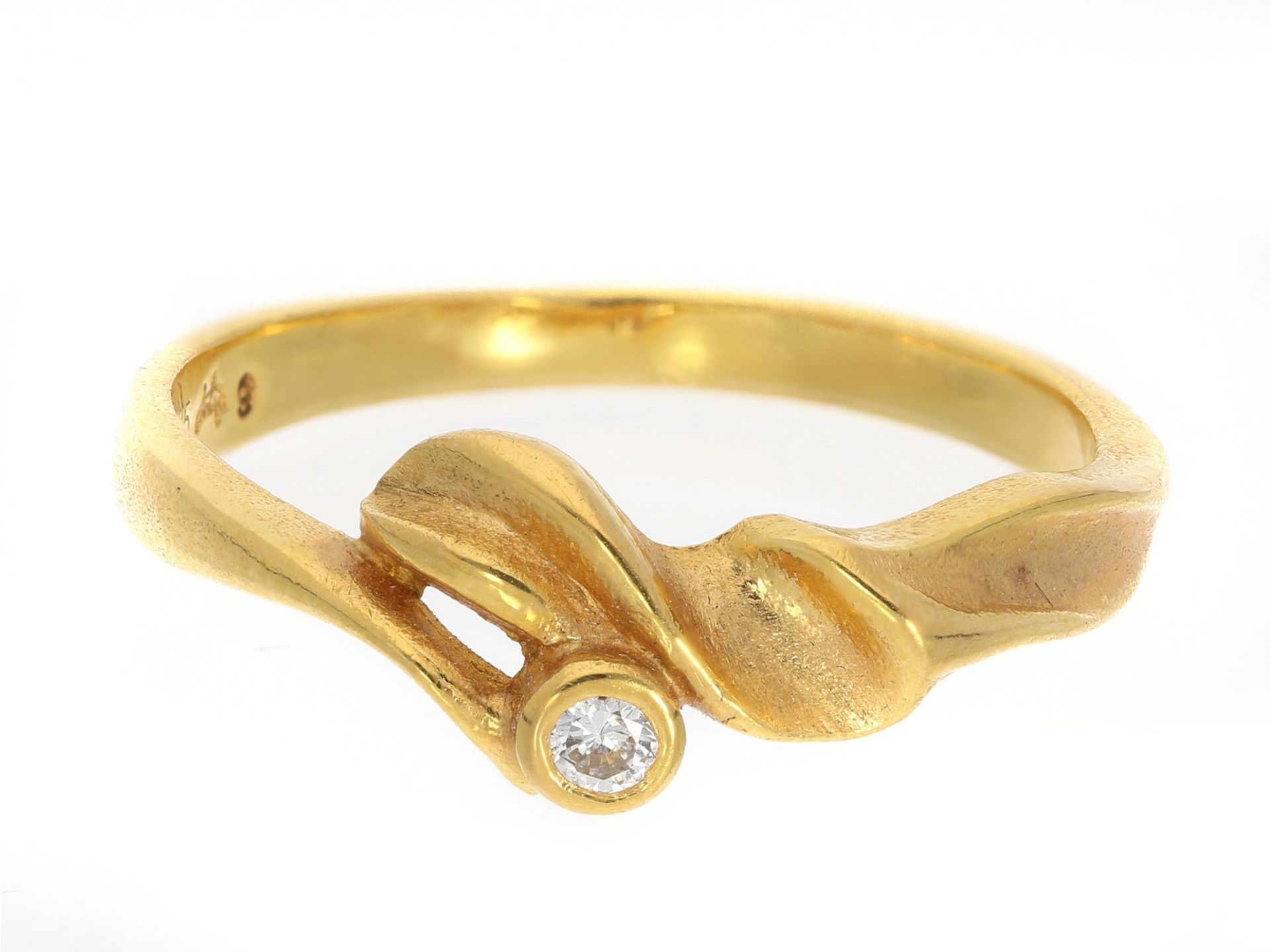 Ring: feiner, attraktiver Goldschmiedering mit kleinem Brillanten, ungetragenCa. Ø17mm, RG54, ca.