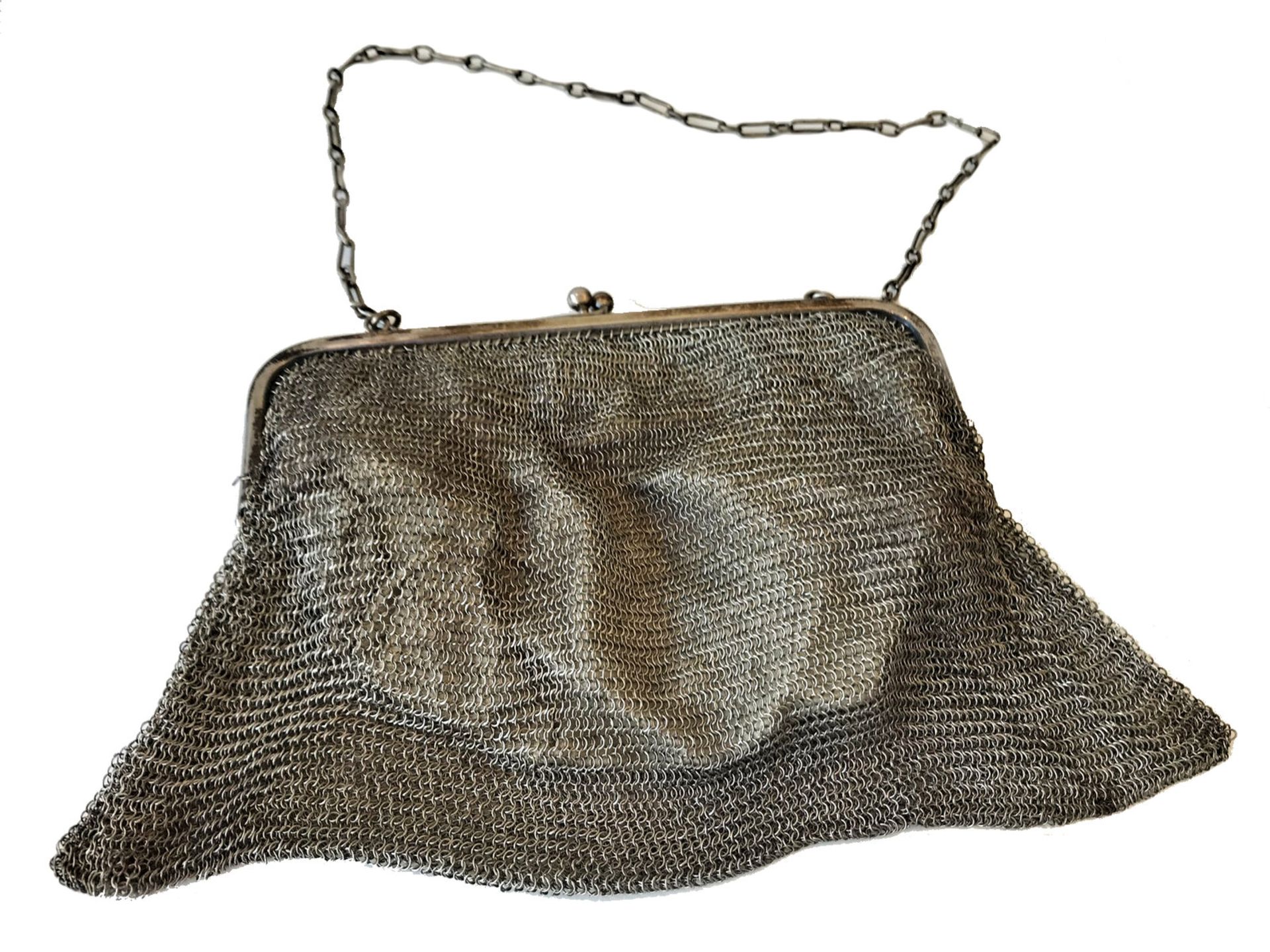 Tasche: großes Abendtäschchen aus Silber, vermutlich um 1920Ca. 20 × 13cm, an ca. 46cm langer Kette,