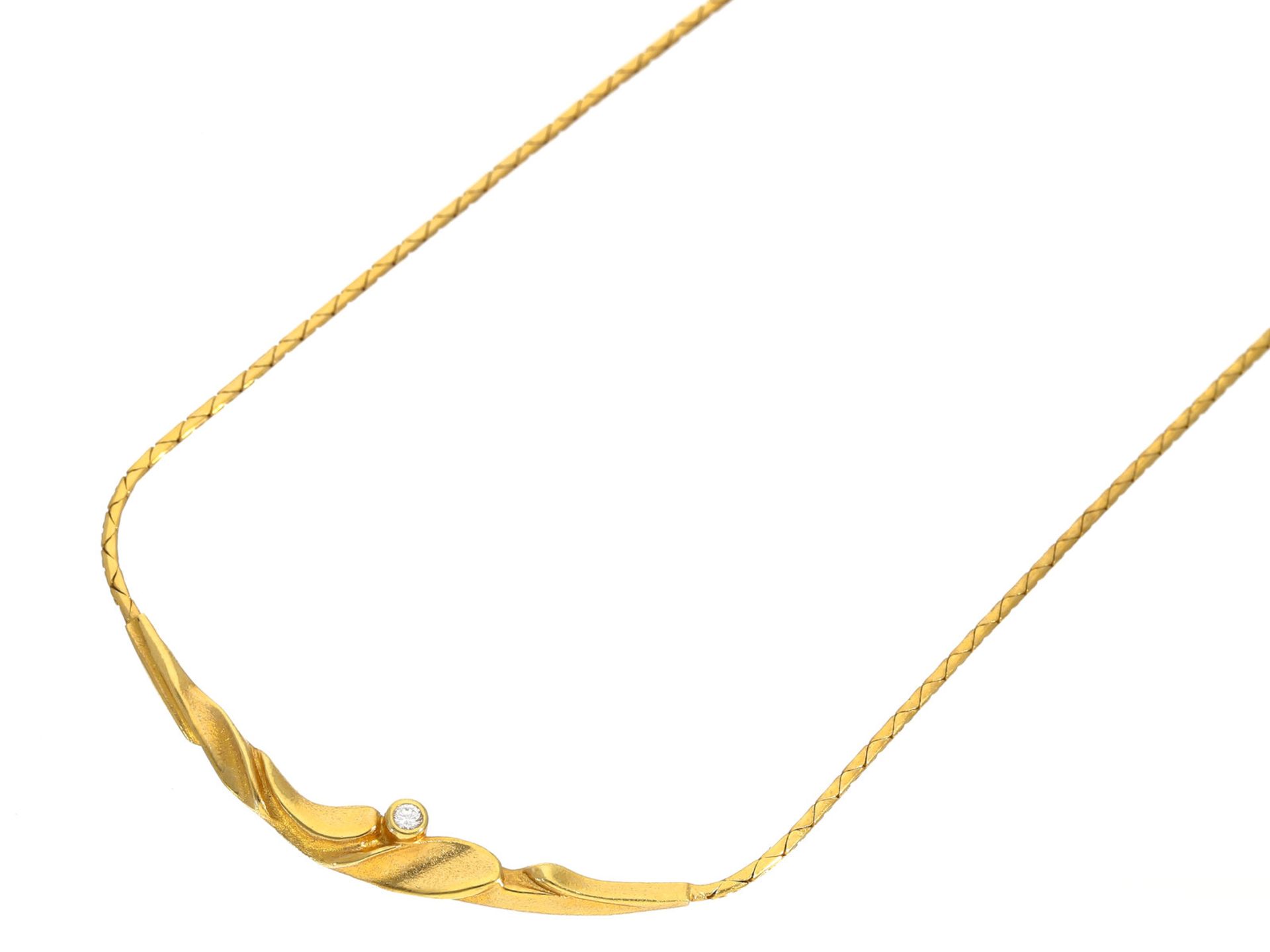 Kette/Collier: attraktives und geschmackvoll gefertigtes Mittelteil-Collier mit kleinem Brillant,