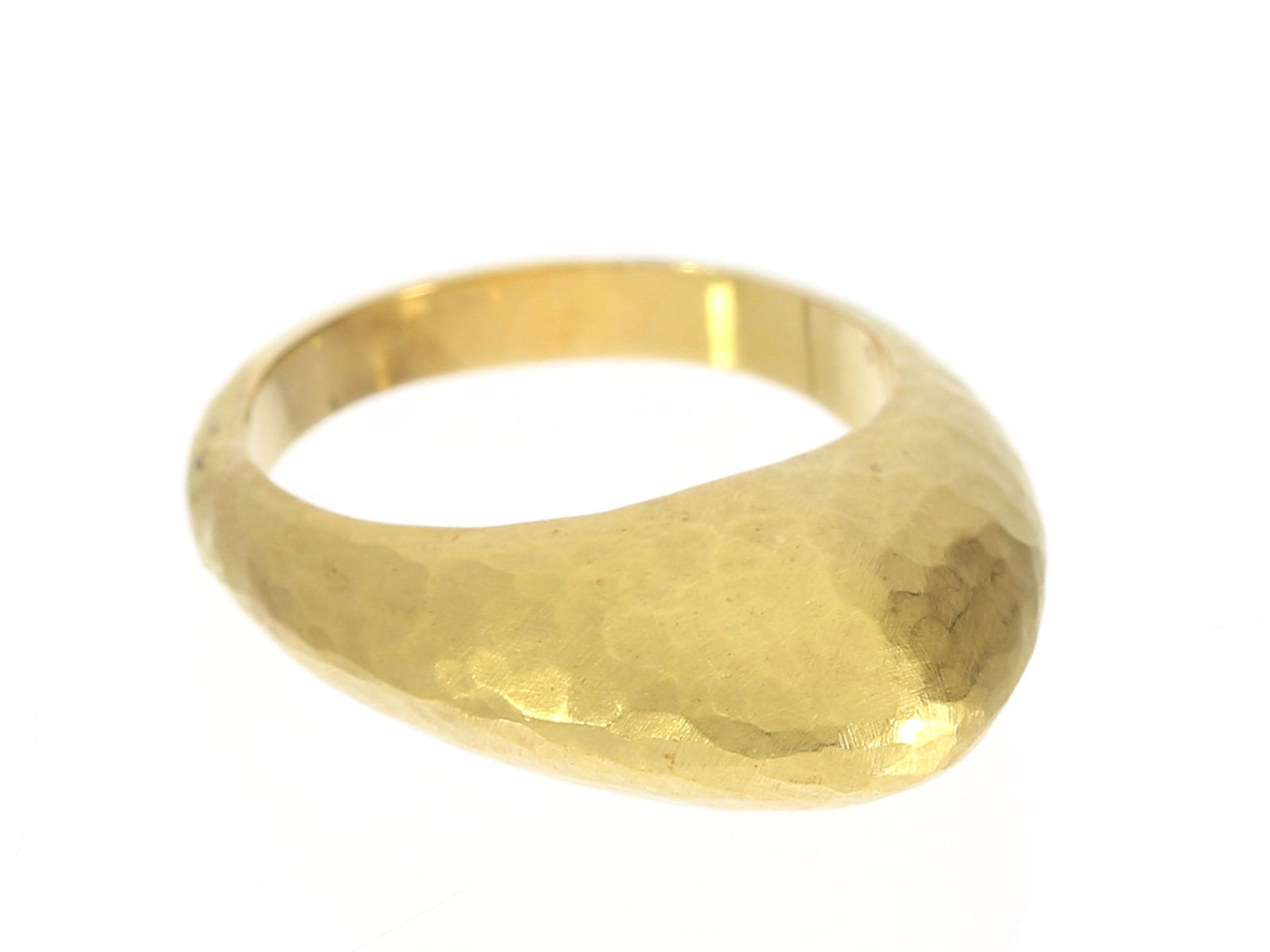 Ring: ausgefallener Designerring aus 18K Gold, Hammerschlag-DesignCa. Ø17,5mm, RG54, ca. 6,7g, 18K