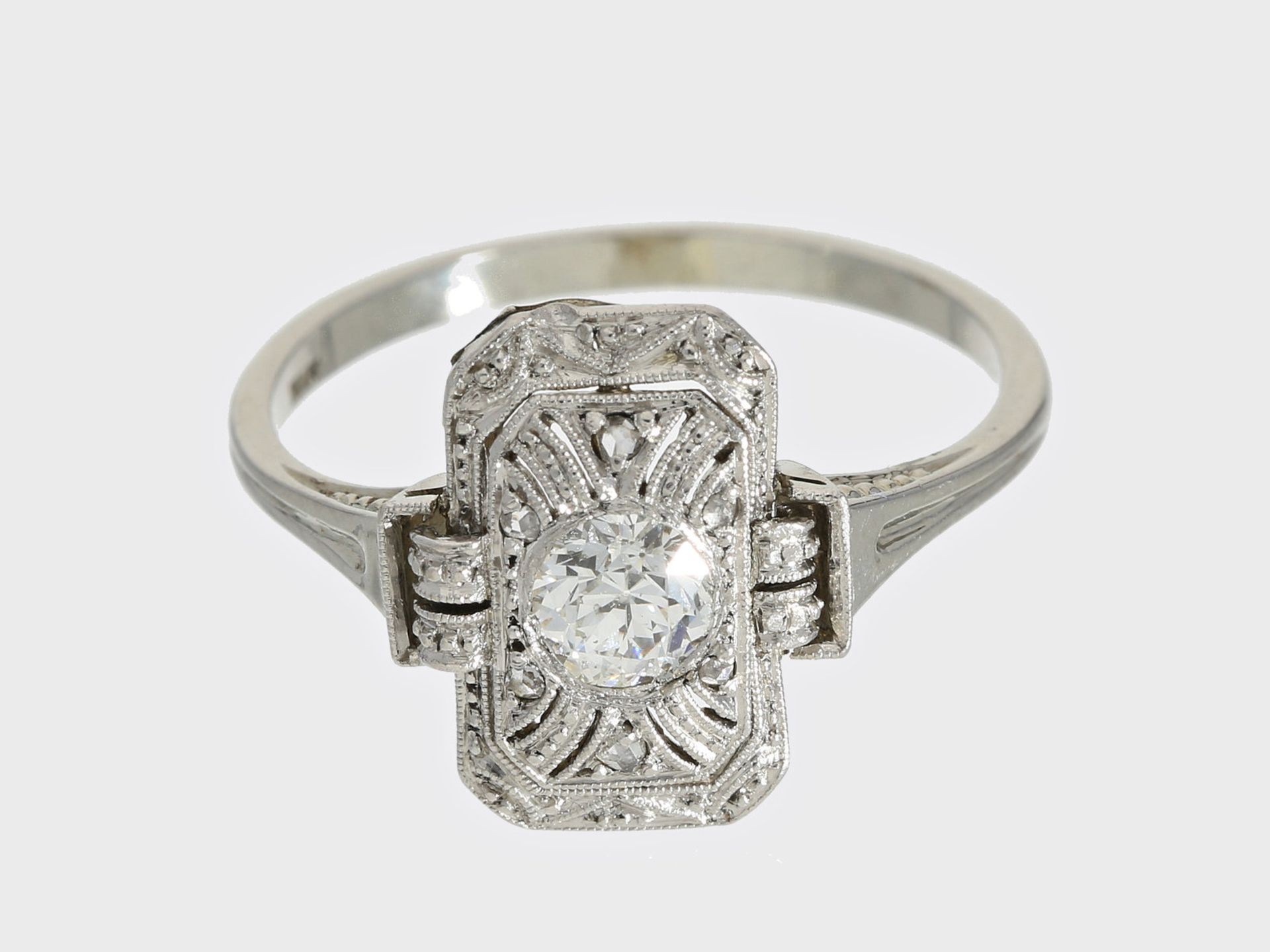 Ring: dekorativer kleiner Art déco Ring mit sehr schönem Altschliff-Diamant, ca. 0,35ct, 18K
