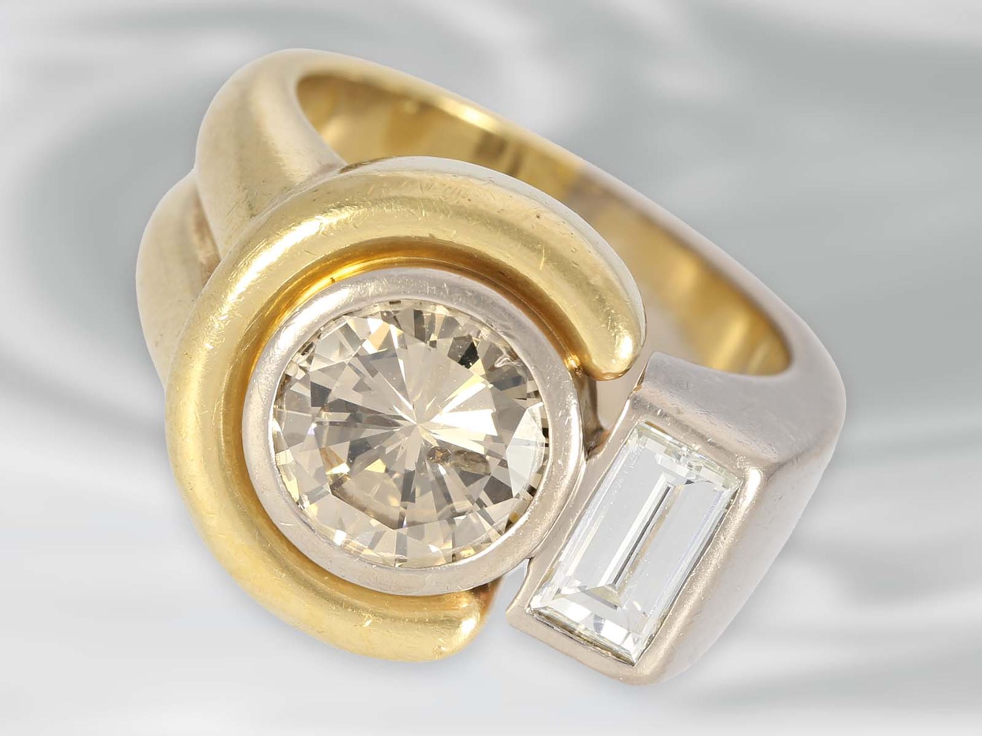 Ring: moderner Designer-Goldschmiedering mit großem fancy Brillant, ca. 1,89ct, 18K GoldCa. Ø16,5mm,