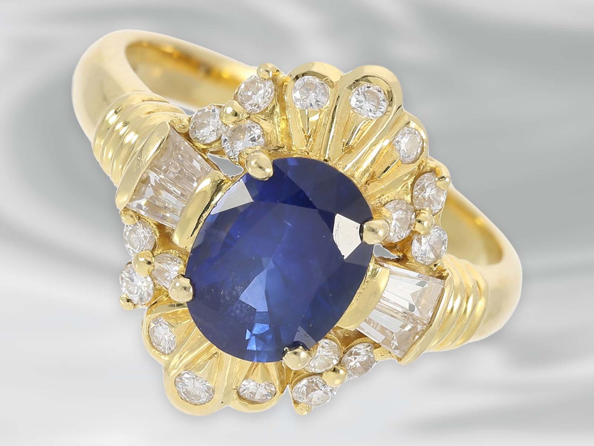 Ring: dekorativer Saphirring mit Diamanten, insgesamt ca. 1,64ct, 18K GelbgoldCa. Ø17mm, RG53, - Bild 2 aus 3