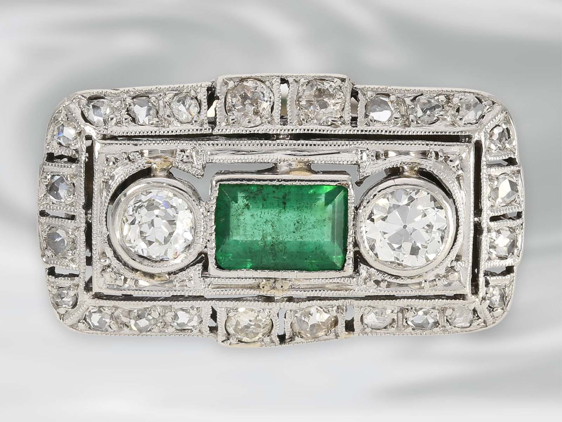 Ring: hochfeiner Art déco Diamantring mit Smaragd, 14K WeißgoldCa. Ø18mm, RG57, Ringkopf ca. 22,5 - Bild 4 aus 4