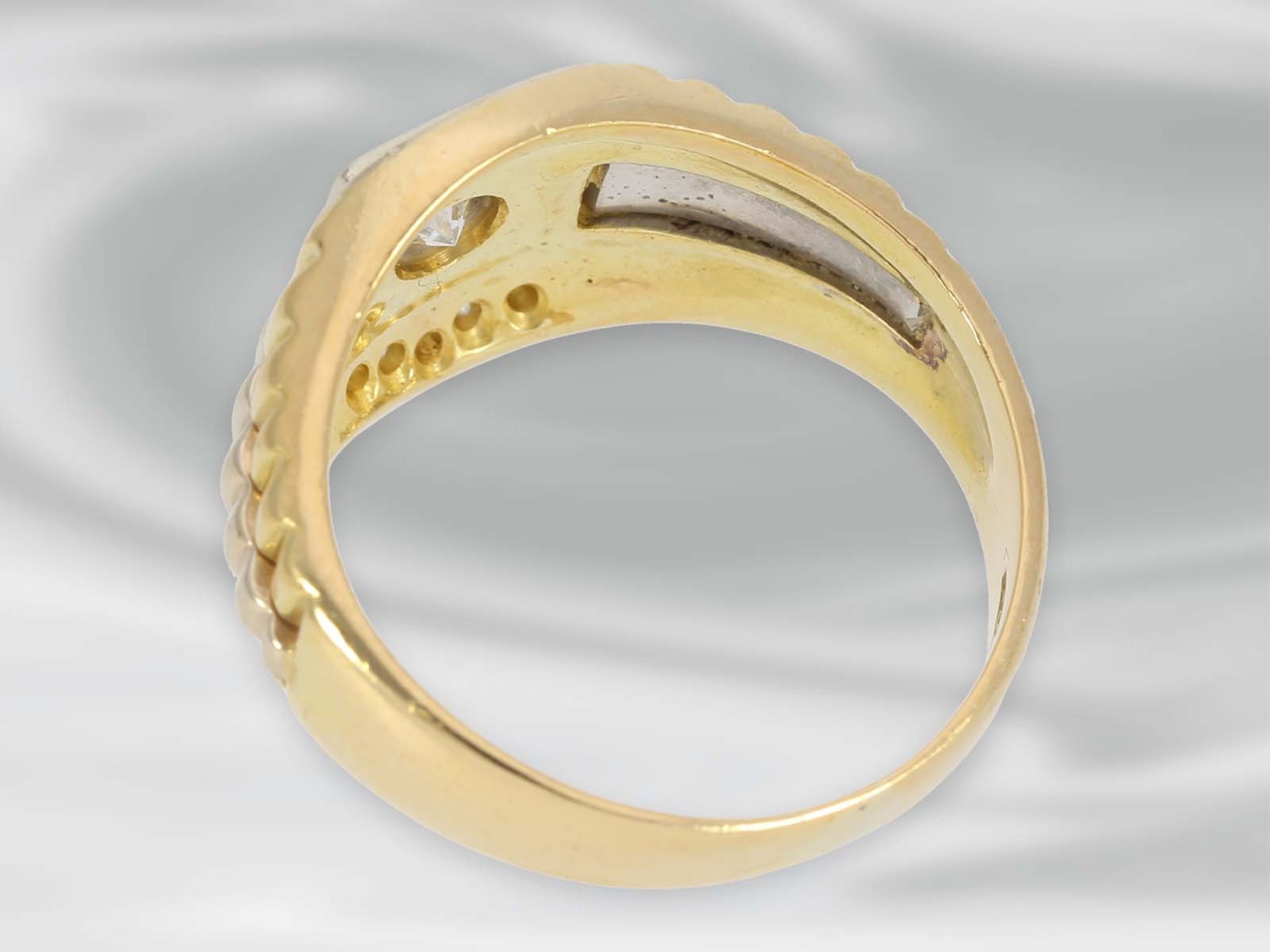 Ring: schwerer goldener Bicolor-Herrenring, mit hochfeinem Brillanten von ca. 0,44ct, 18K GoldCa. - Bild 3 aus 3