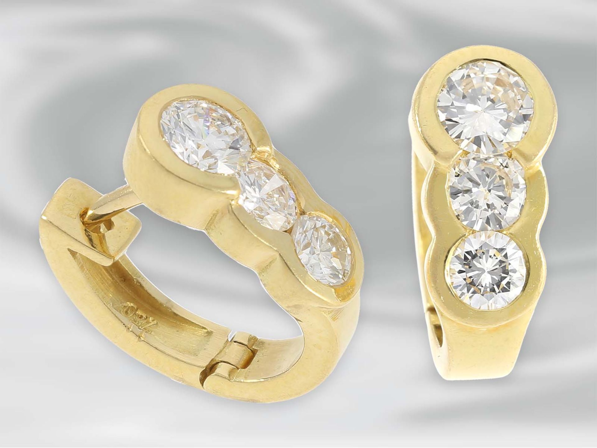 Ohrschmuck: attraktive kleine Brillantcreolen, ca. 1,2ct, 18K GelbgoldCa. 13mm lang, ca. 4,9g, 18K