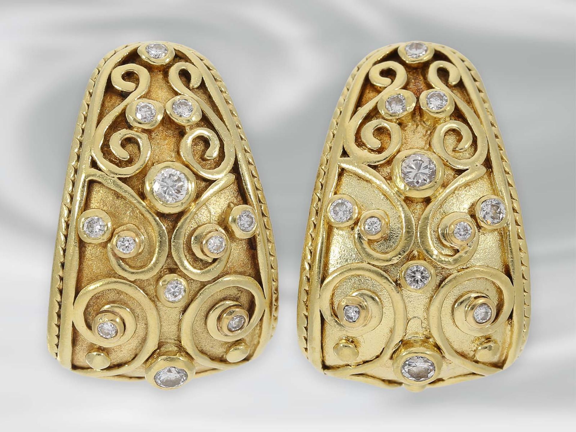 Ohrschmuck: dekorativ und aufwändig gearbeitete Ohrringe mit Brillanten, ca. 0,5ct, 18K Gelbgold,