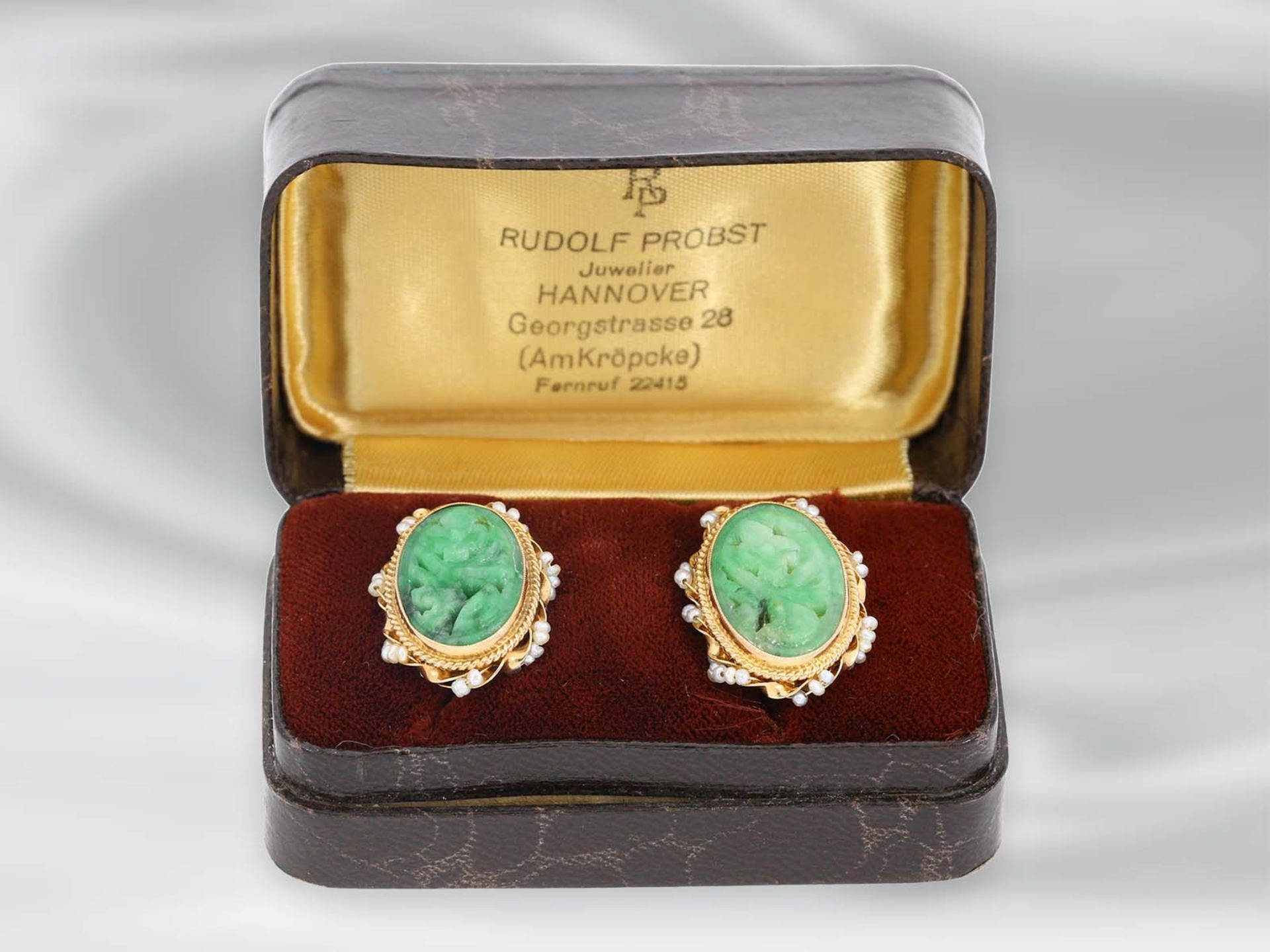Ohrschmuck: feine und sehr dekorative vintage Ohrclips mit geschnittener Jade und kleinen