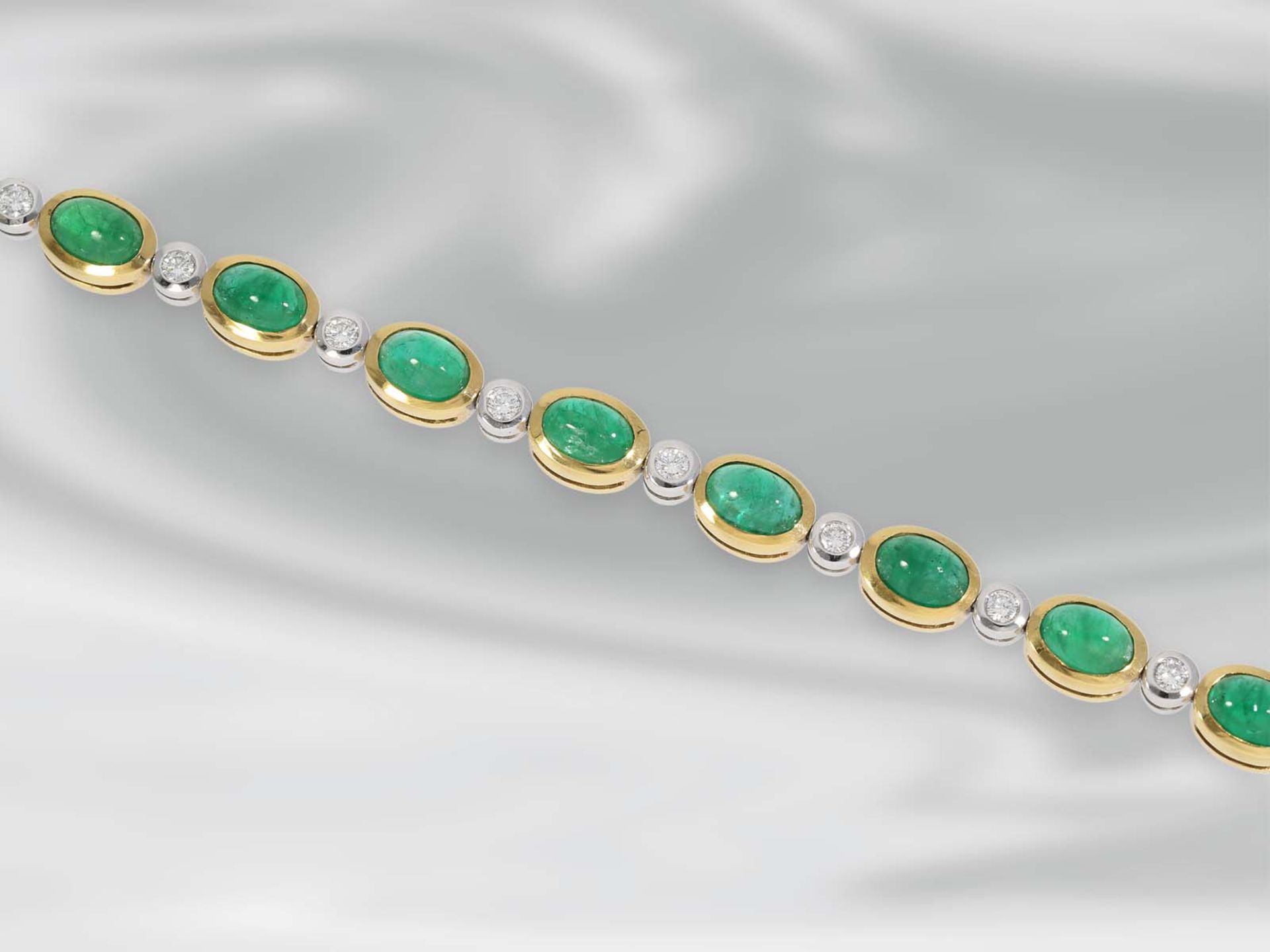 Armband: sehr hochwertiges Goldschmiedearmband mit Brillant-/Smaragdbesatz, 18K Gold, - Bild 2 aus 2