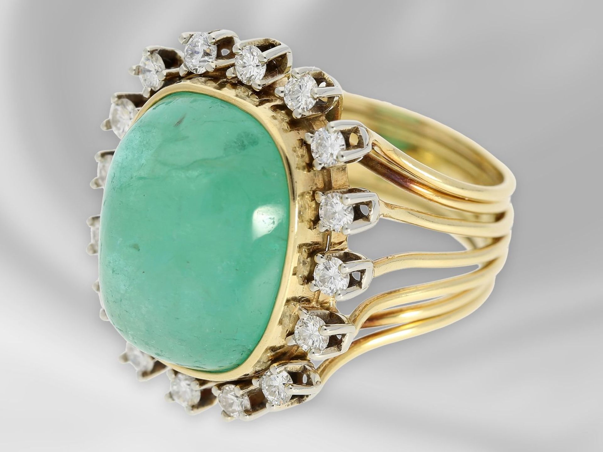 Ring: dekorativer, handgearbeiteter vintage Damenring mit Diamanten und großem Smaragd von ca. - Bild 2 aus 2