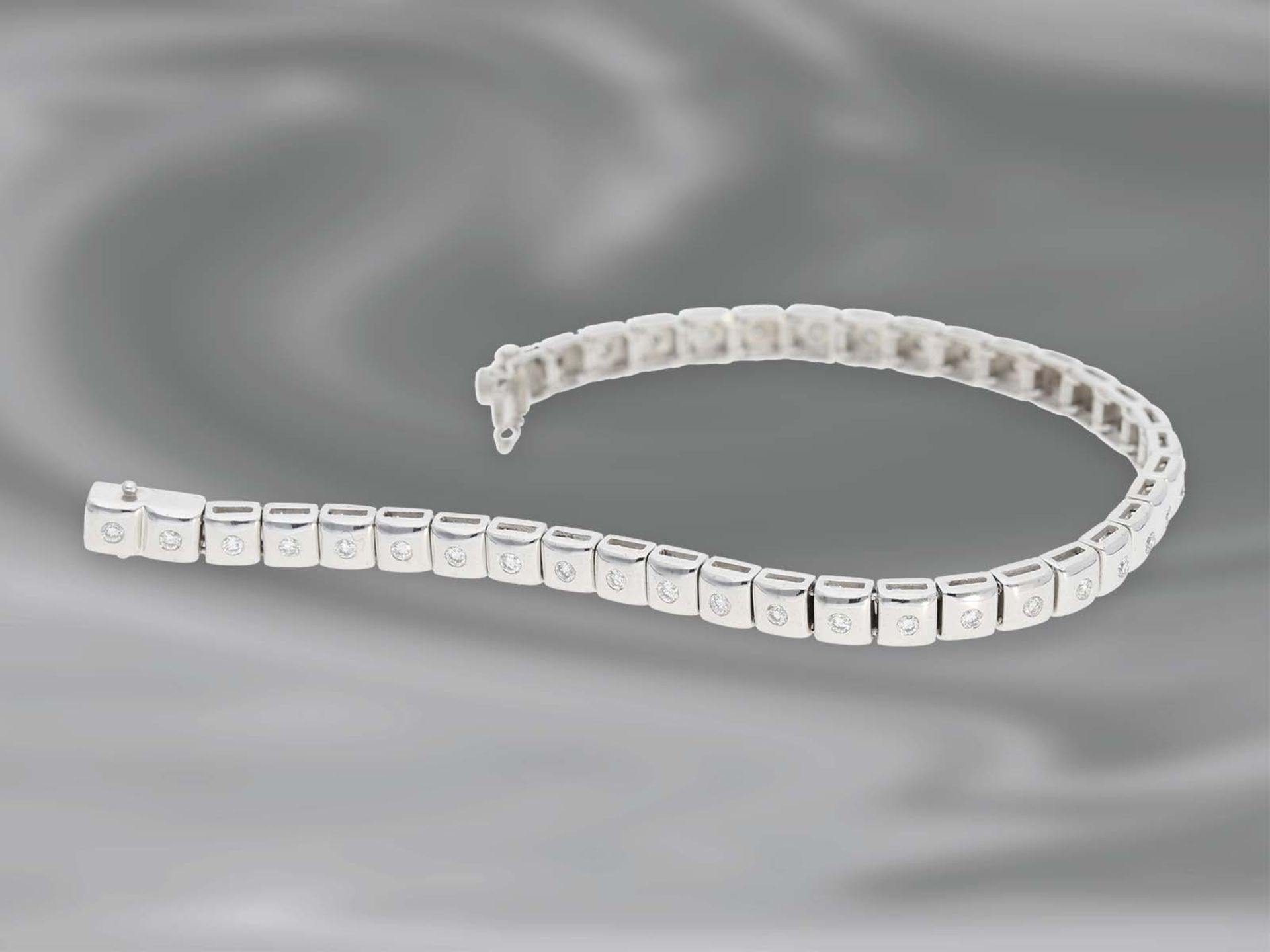 Armband: ausgefallenes, modern gearbeitetes Brillant/Tennisarmband aus 18K Weißgold, Brillanten - Bild 2 aus 5