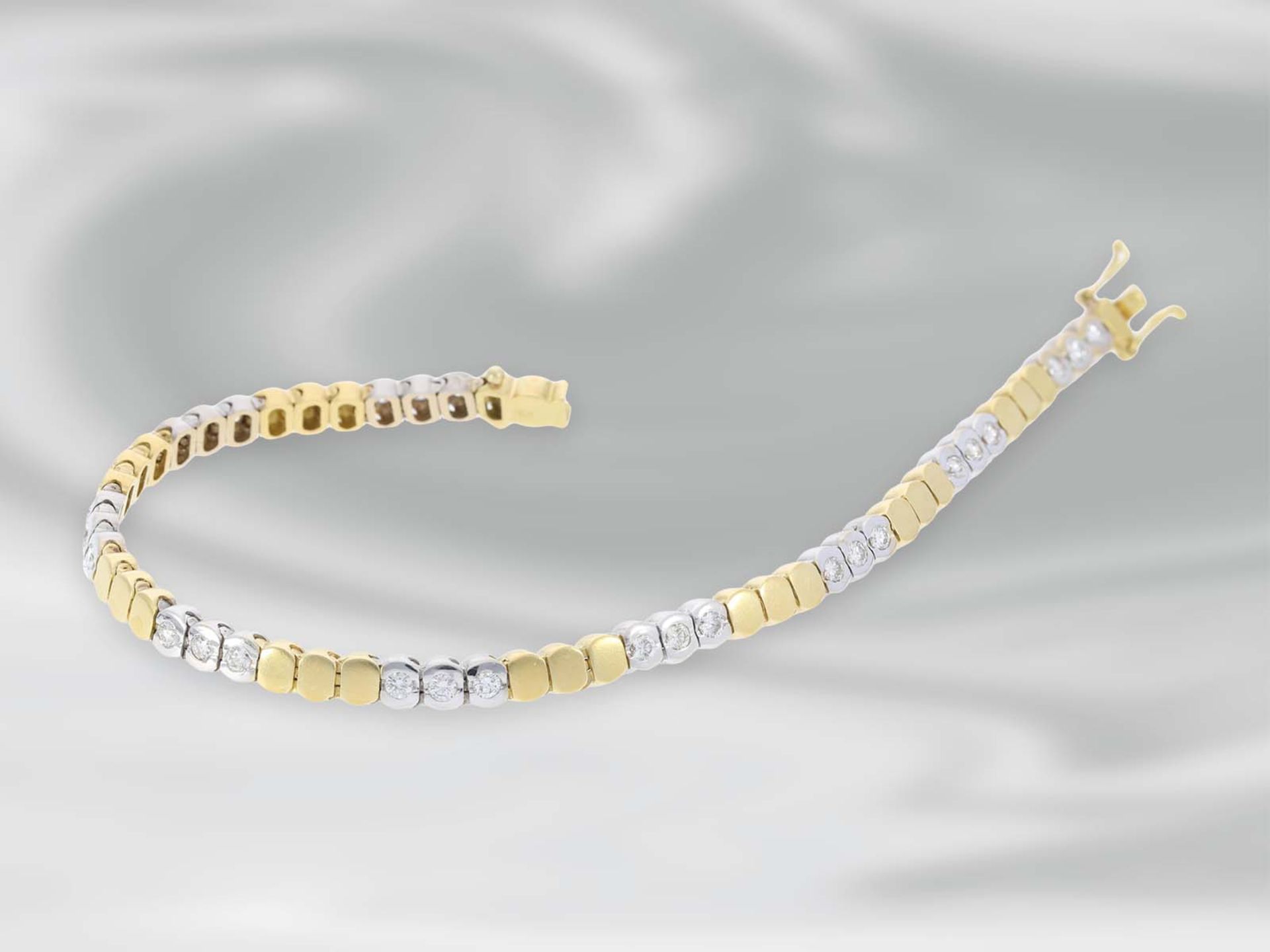 Armband: sehr attraktives Bicolor-Armband mit Brillanten, ca. 1ct, 18K Gelbgold/WeißgoldCa. 18cm - Bild 3 aus 3