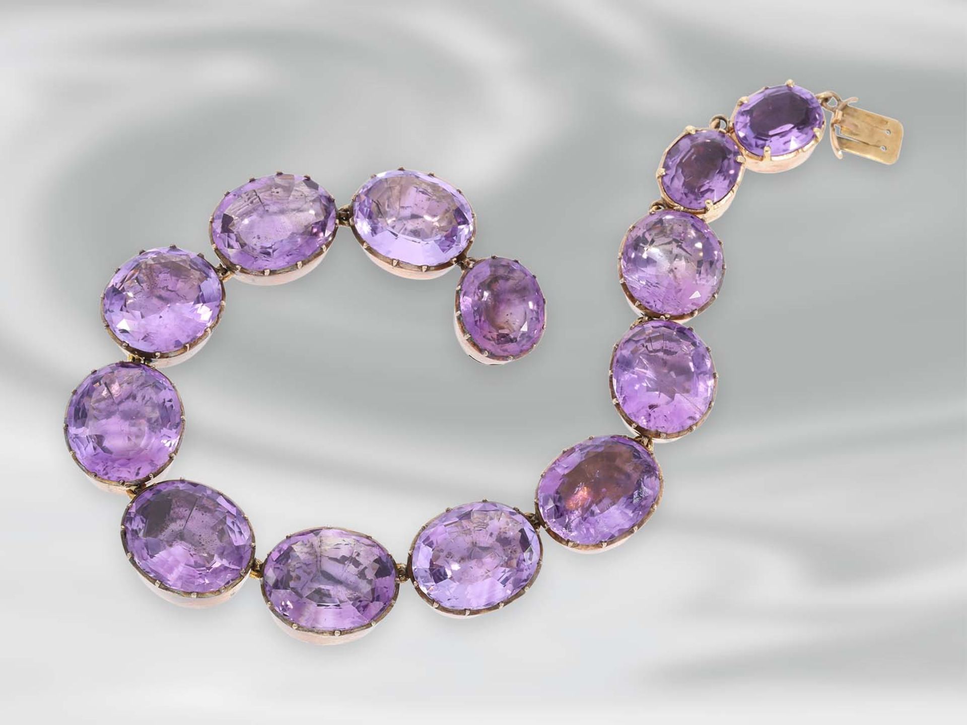 Armband: antikes Goldschmiedearmband mit Amethysten, 14K Rotgold, 19. Jh.Ca. 22,5cm lang, ca. 47,2g,