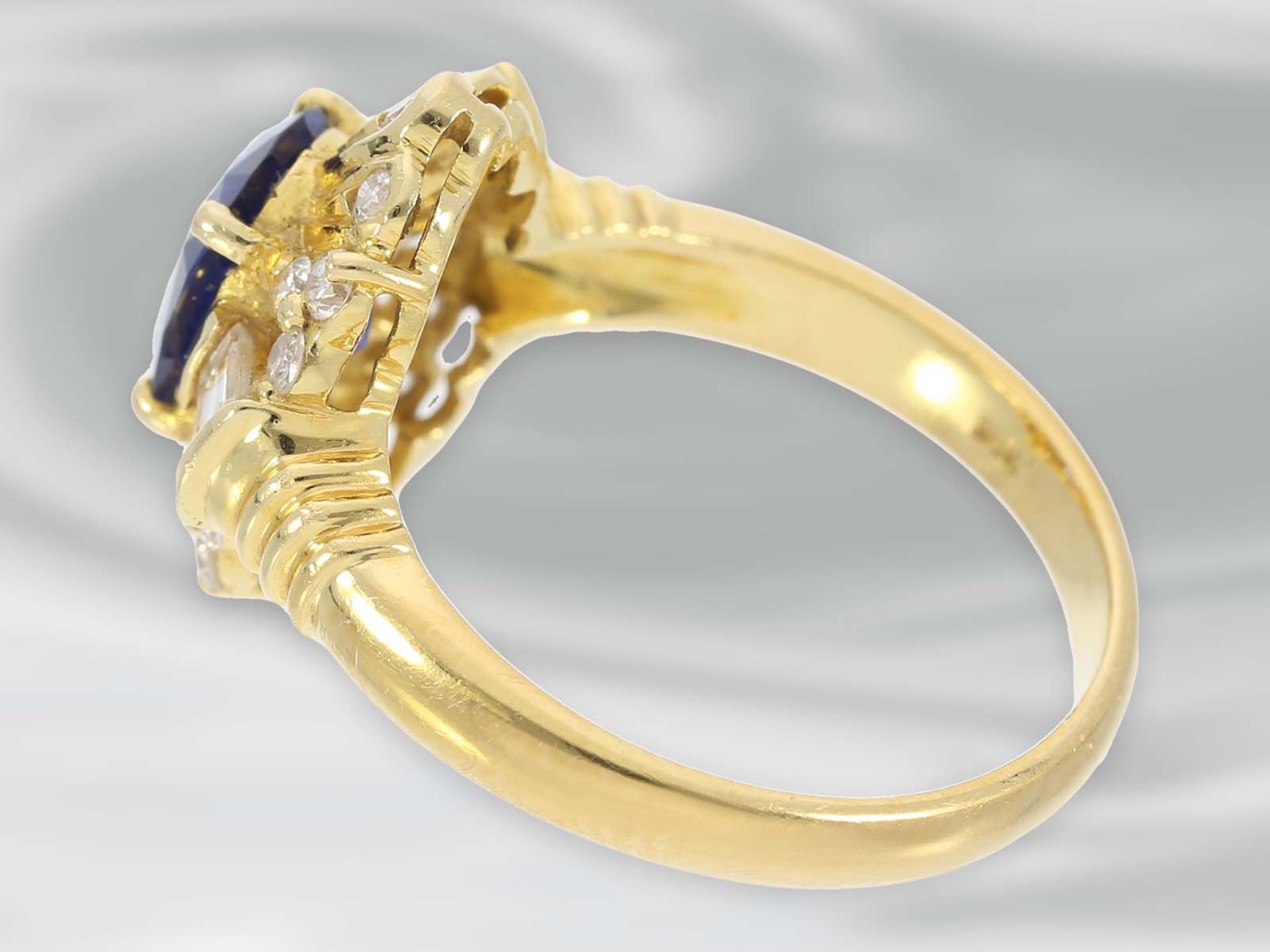 Ring: dekorativer Saphirring mit Diamanten, insgesamt ca. 1,64ct, 18K GelbgoldCa. Ø17mm, RG53, - Bild 3 aus 3