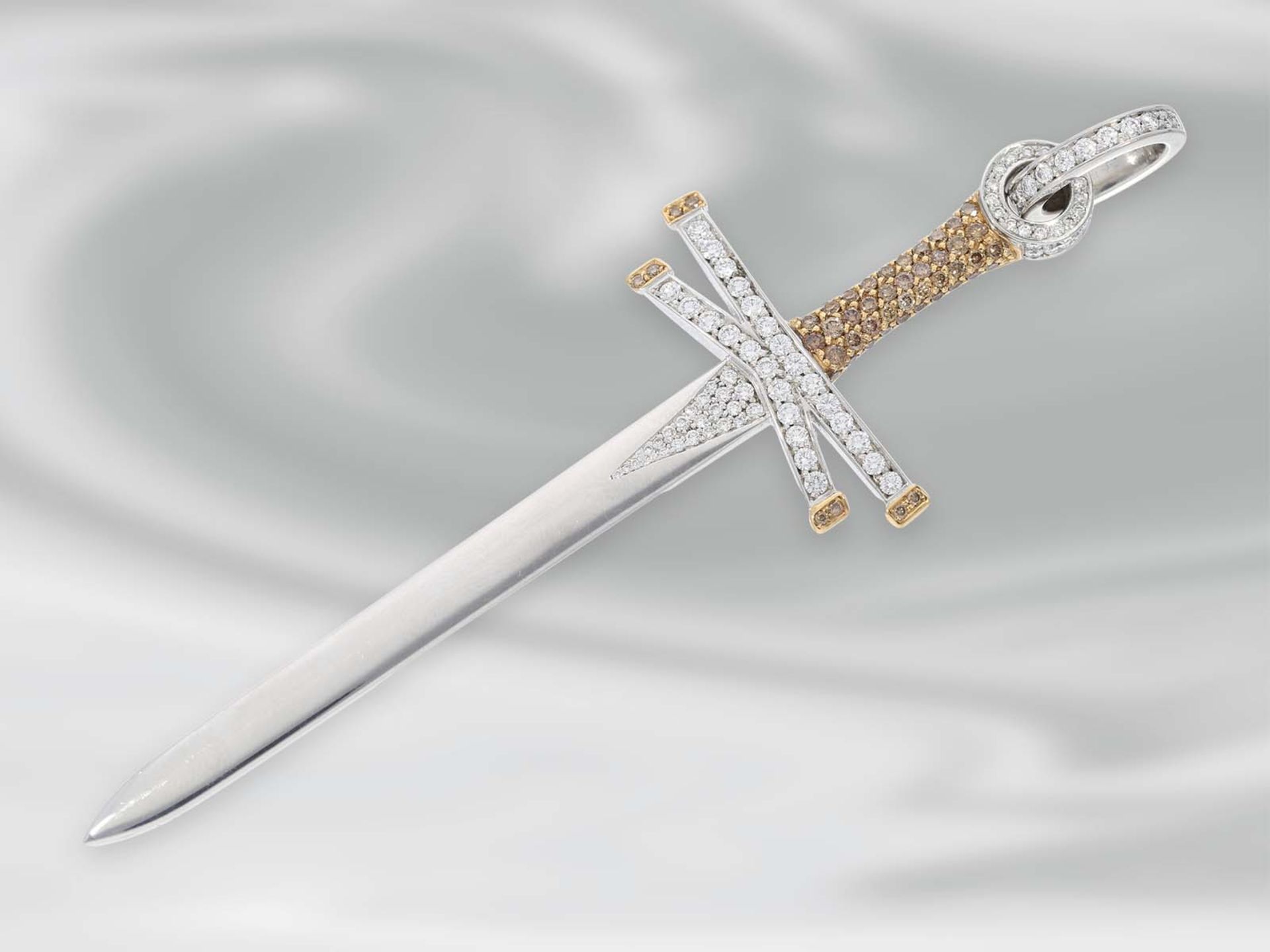 Kette/Collier: feine, 3-reihige Ankerkette mit außergewöhnlichem Goldschmiedeanhänger "Schwert", - Bild 3 aus 3