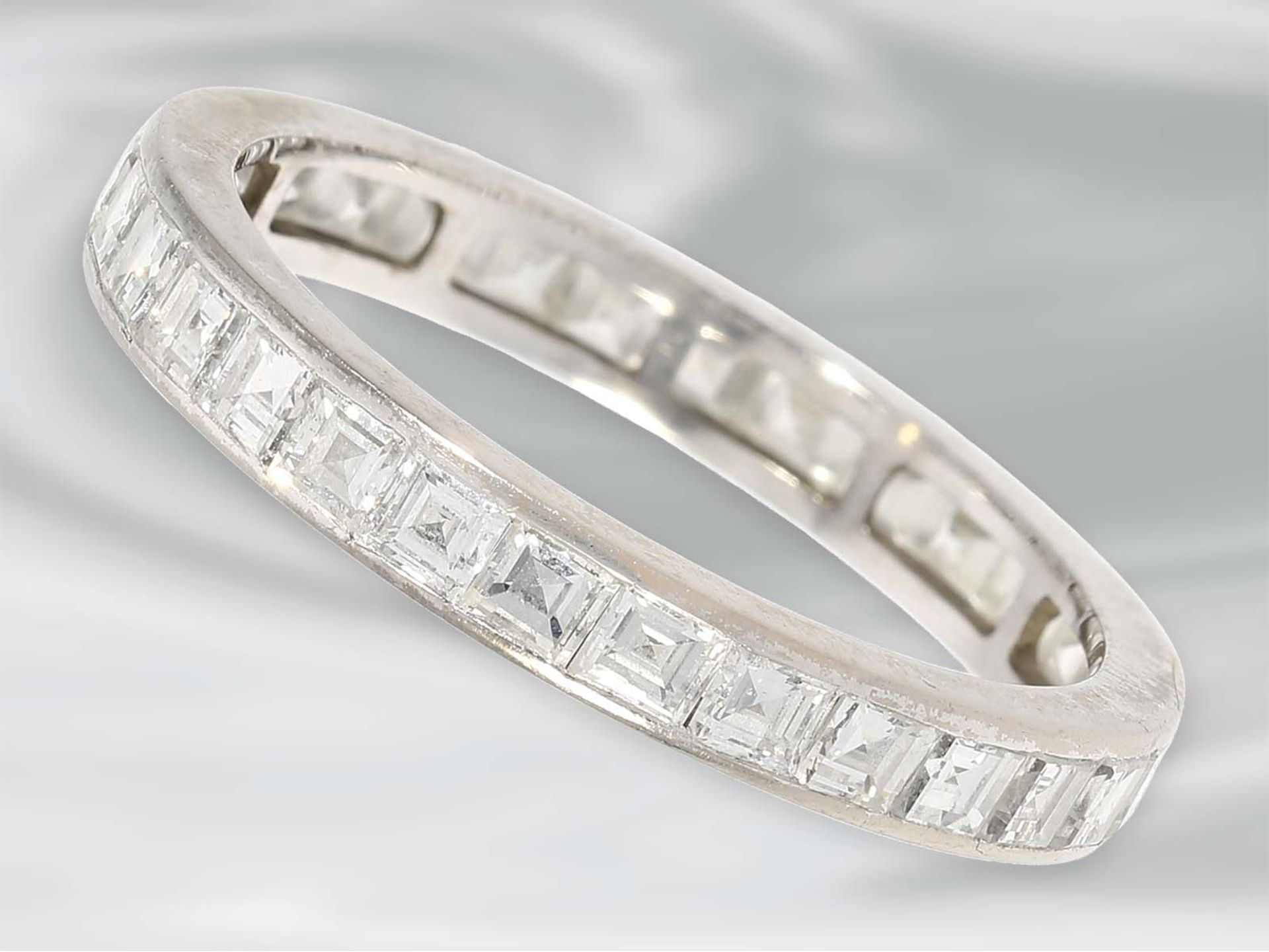 Ring: feiner weißgoldener Memoirering mit hochwertigen Diamanten im Karreeschliff, ca. 2,4ct, 18K - Image 2 of 2