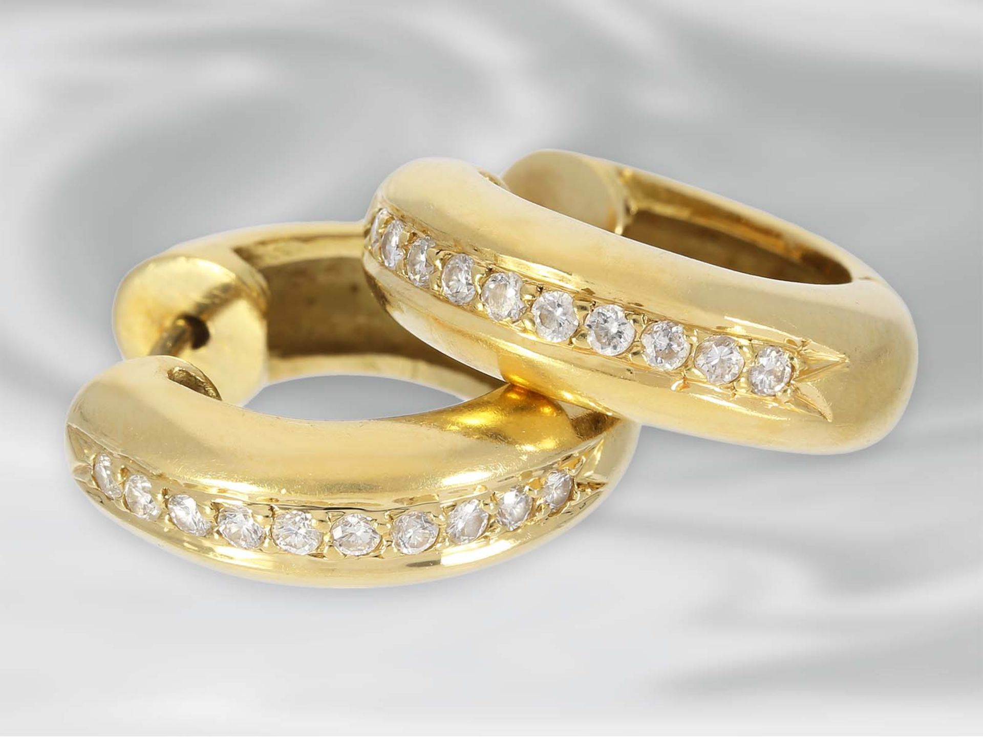 Ohrschmuck: klassische Gelbgold-Creolen mit Brillanten, ca. 0,3ct, 18K GoldCa. Ø18mm, ca. 5,5mm - Bild 3 aus 3