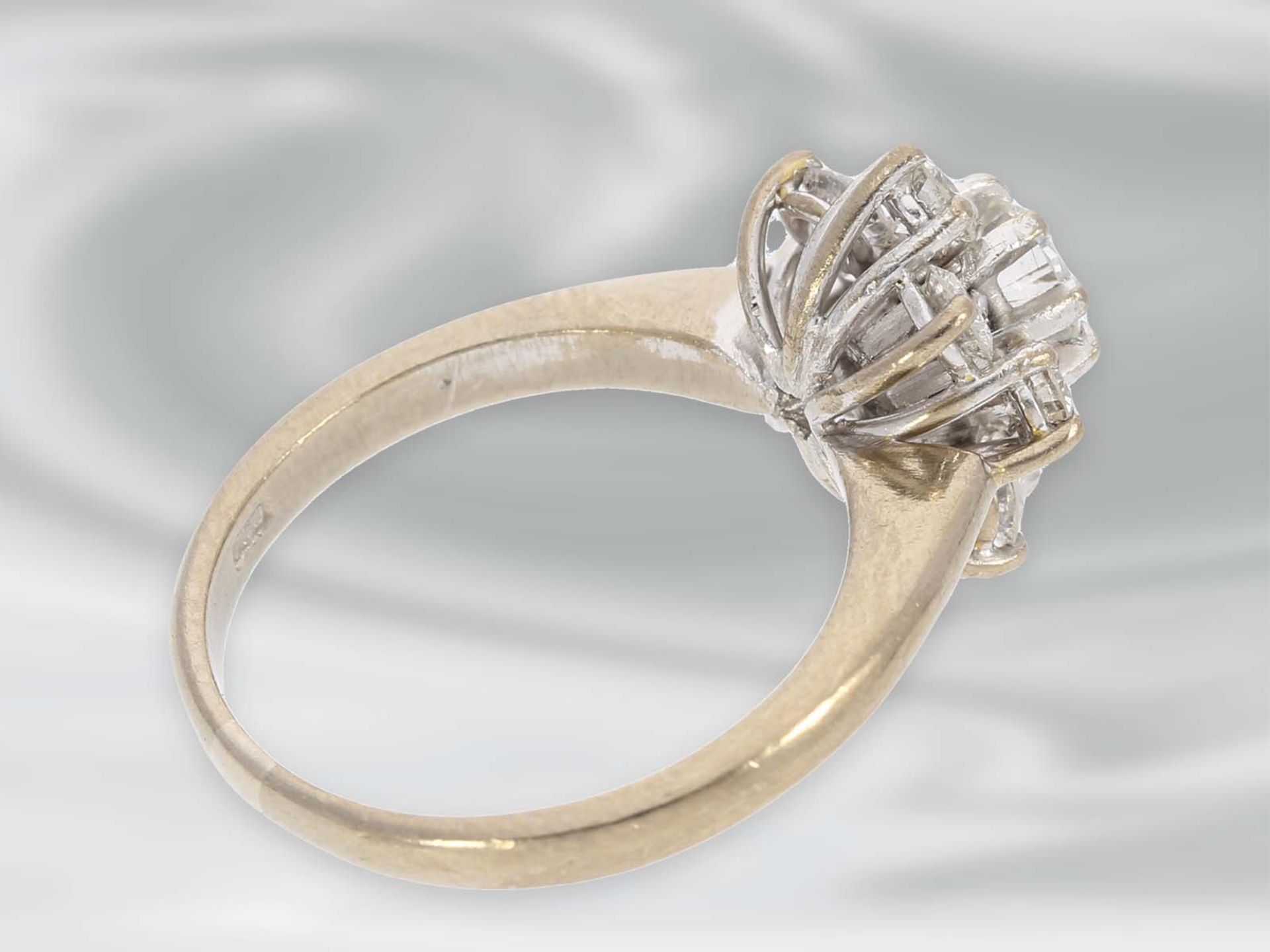 Ring: schöner vintage Brillant/Blütenring aus 18K Weißgold, Brillanten von ca. 1,2ctCa. Ø17mm, RG53, - Bild 2 aus 3