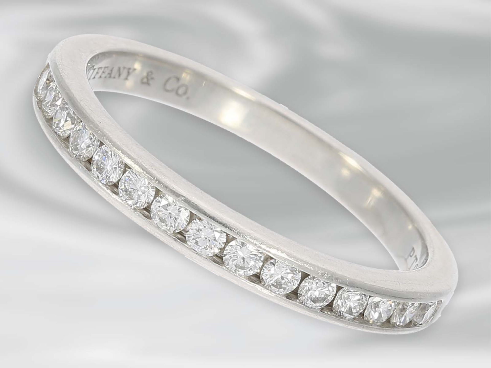 Ring: zierlicher Halb-Memoirering aus Platin, besetzt mit Brillanten, Markenschmuck von Tiffany &