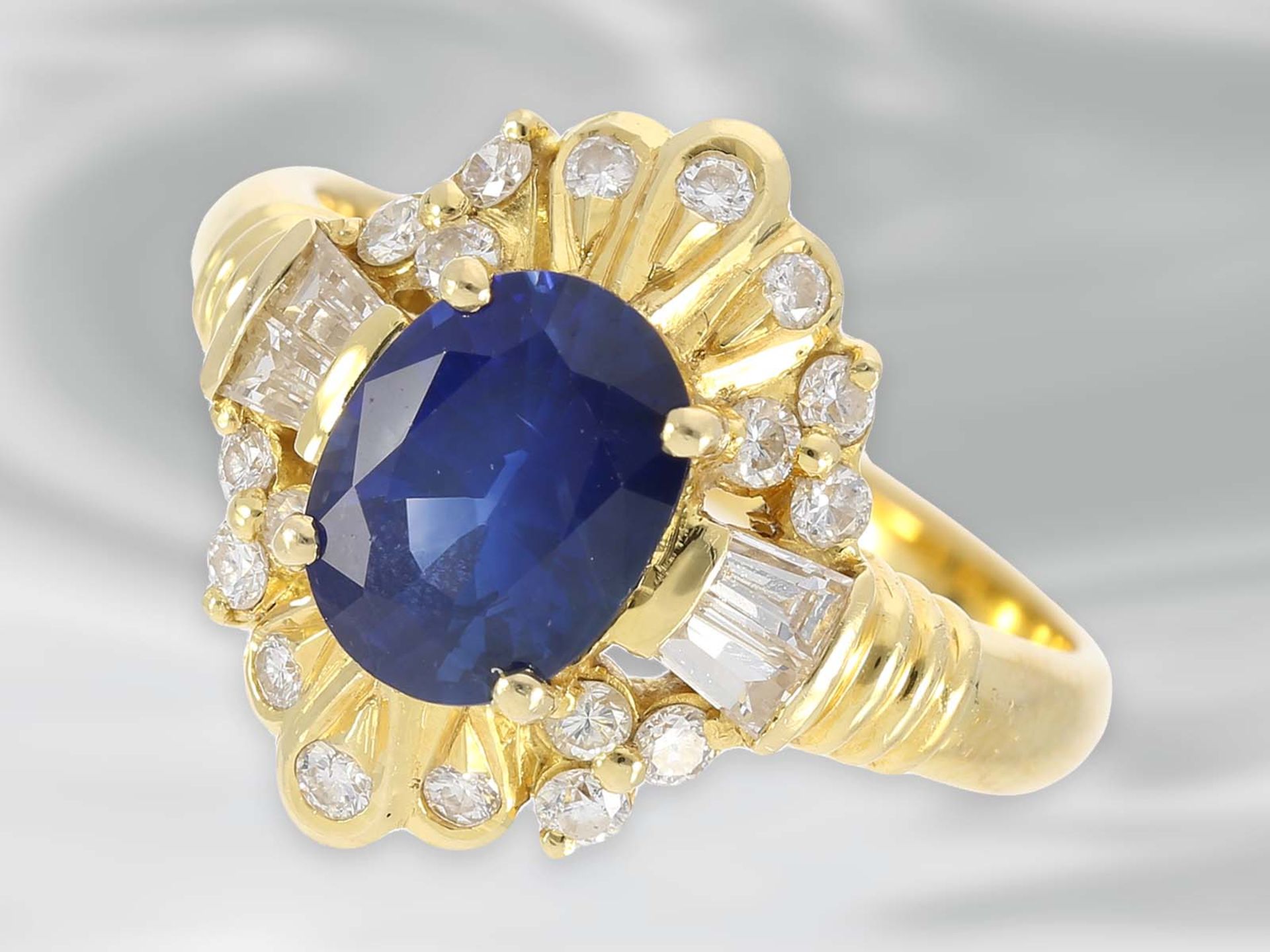 Ring: dekorativer Saphirring mit Diamanten, insgesamt ca. 1,64ct, 18K GelbgoldCa. Ø17mm, RG53,