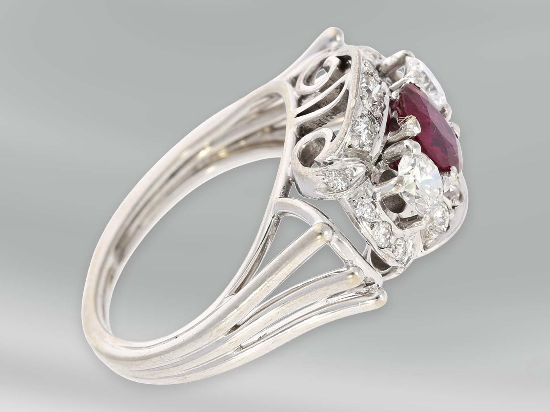Ring: äußerst aufwändig und sehr geschmackvoll gestalteter vintage Rubin/Brillant- - Bild 2 aus 4