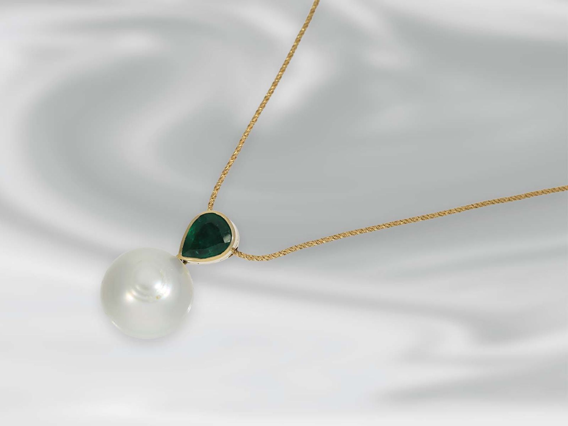 Kette/Collier: feine Gelbgoldkette mit handgearbeitetem Smaragd-/Zuchtperlen-Butonanhänger, 18K