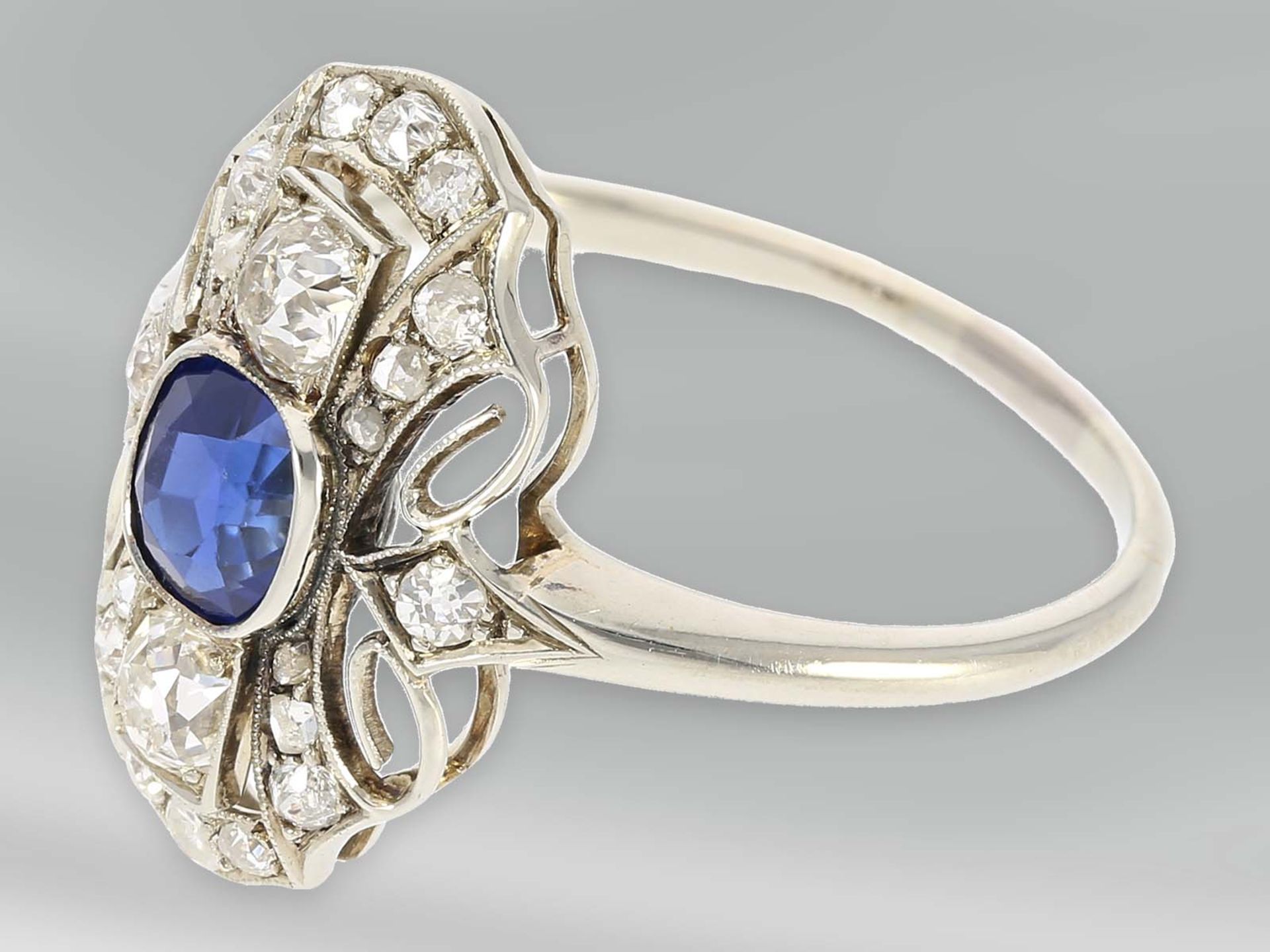 Ring: dekorativer zierlicher antiker Weißgoldring mit Diamanten und blauem Farbstein, 14K GoldCa. - Bild 3 aus 3