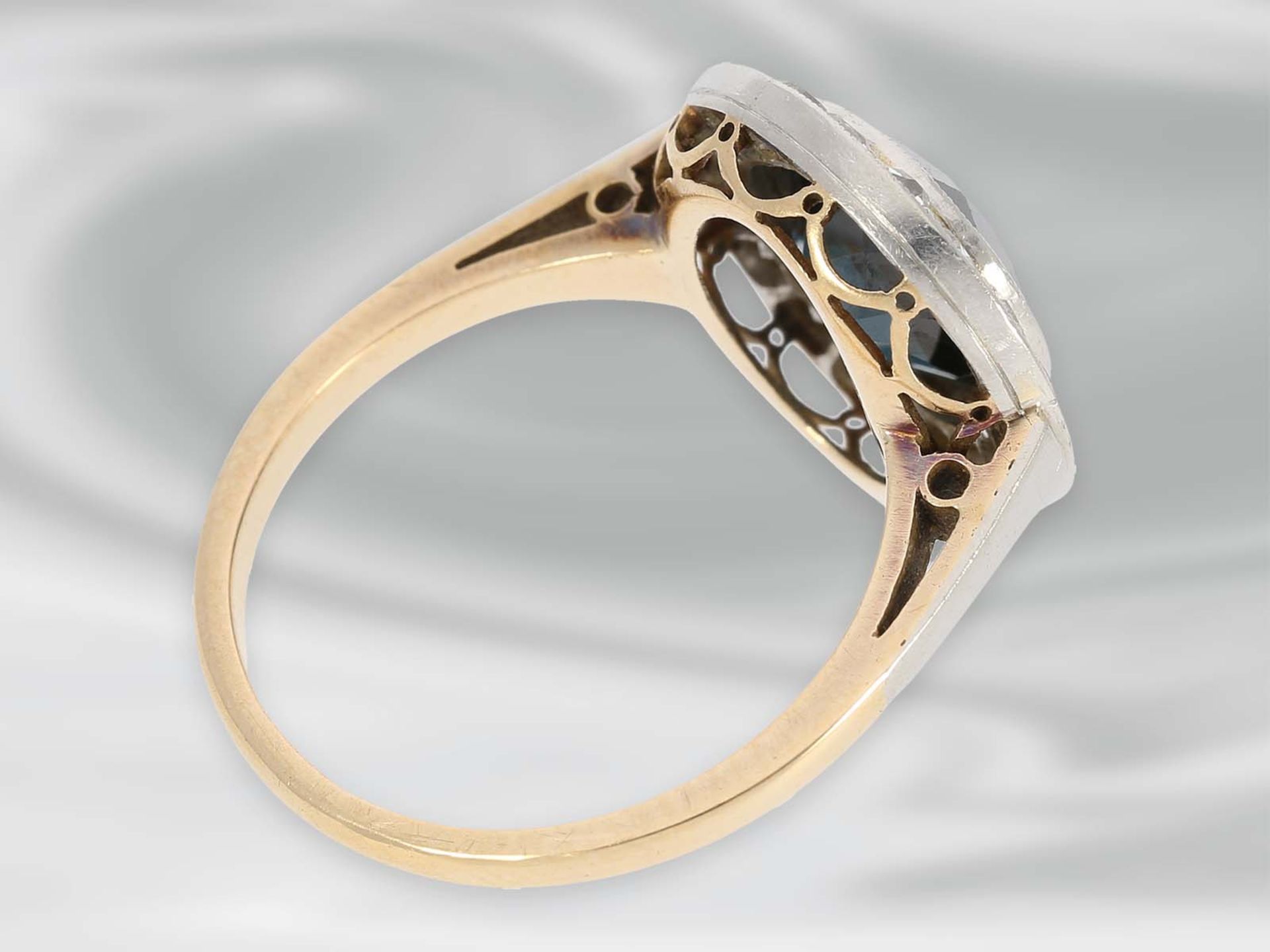 Ring: sehr schöner Art déco Ring mit Diamanten und blauem Farbstein, 14K Roségold & PlatinCa. Ø15mm, - Bild 2 aus 3