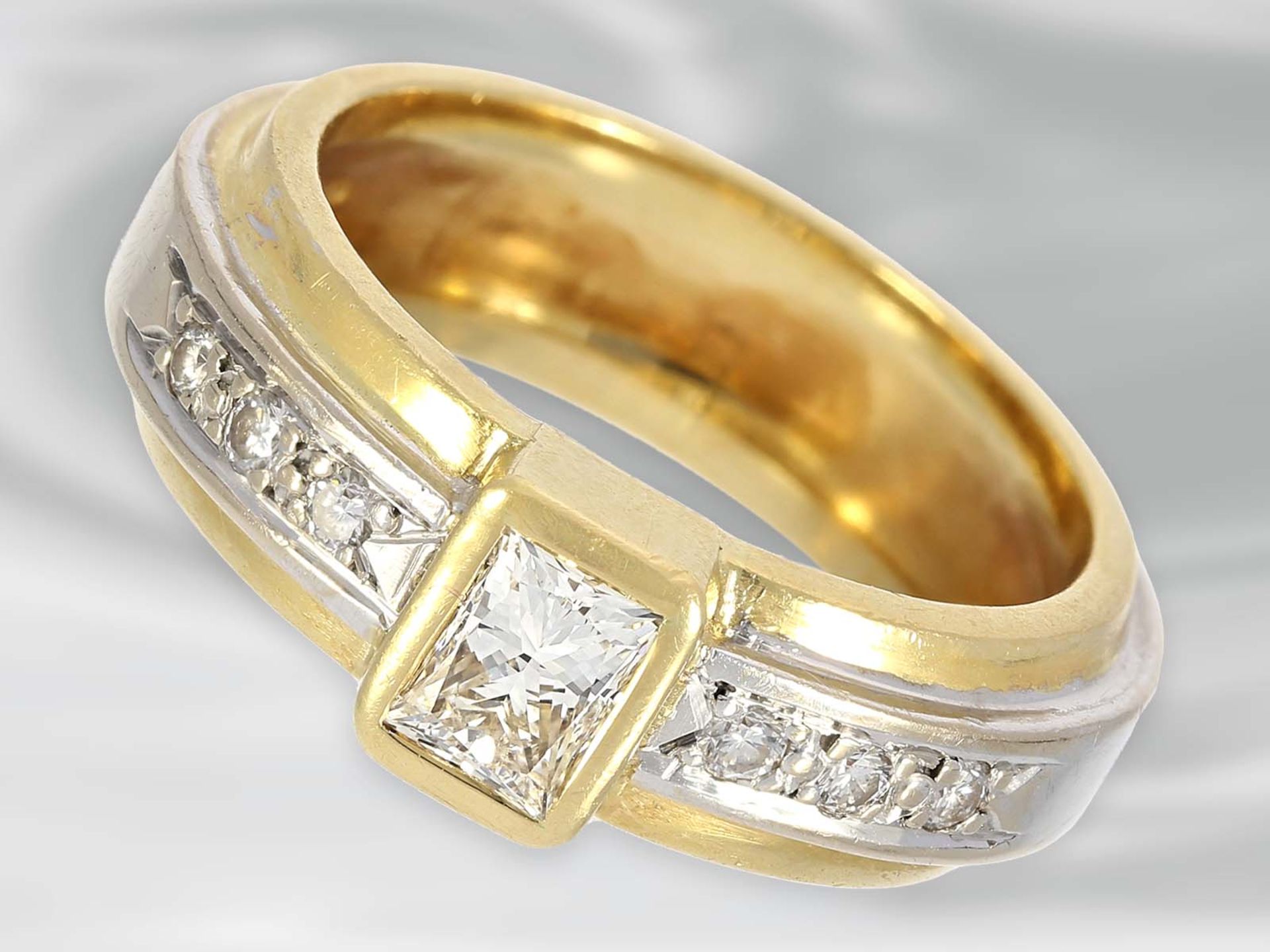 Ring: hochwertiger Diamantring in Bicolor-Optik, insgsamt ca. 0,67ct, 18K Gold, HandarbeitCa. Ø17mm,