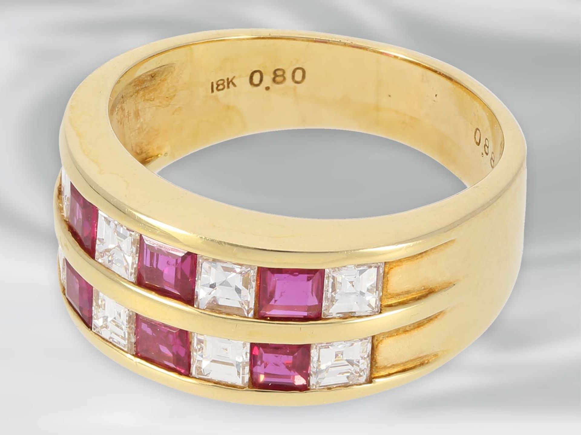 Ring: neuwertiger, klassischer Rubin/Diamant-Goldschmiedering, 1,68ct, 18K Gold, ungetragen, NP 3. - Bild 3 aus 3