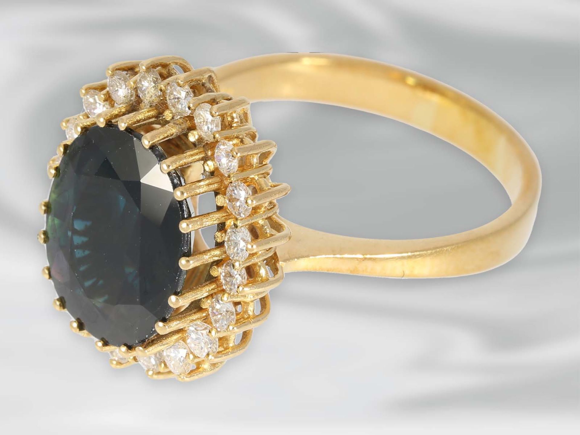 Ring: schöner vintage Saphirring mit Brillanten, insgesamt ca. 5,6ct, 18K GelbgoldCa. Ø19mm, RG60, - Bild 3 aus 4