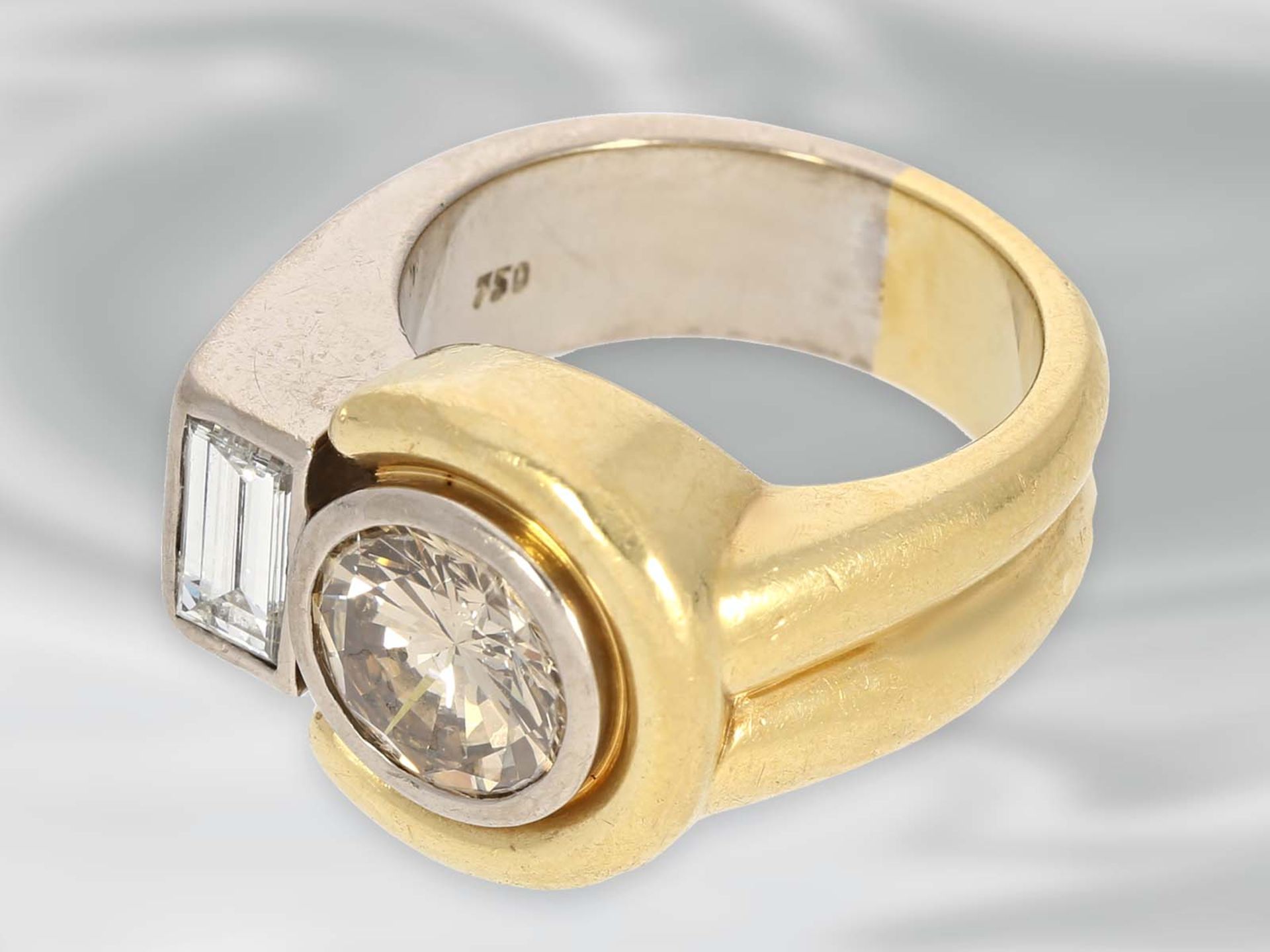 Ring: moderner Designer-Goldschmiedering mit großem fancy Brillant, ca. 1,89ct, 18K GoldCa. Ø16,5mm, - Bild 3 aus 3