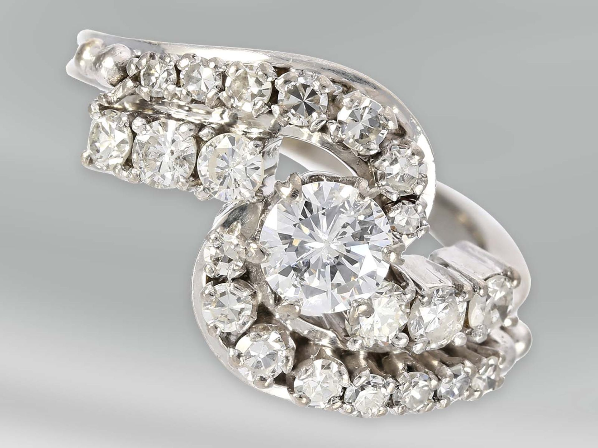 Ring: ausgefallener, sehr dekorativ gefertigter Diamant/Brillant-Goldschmiedering, Handarbeit, ca.