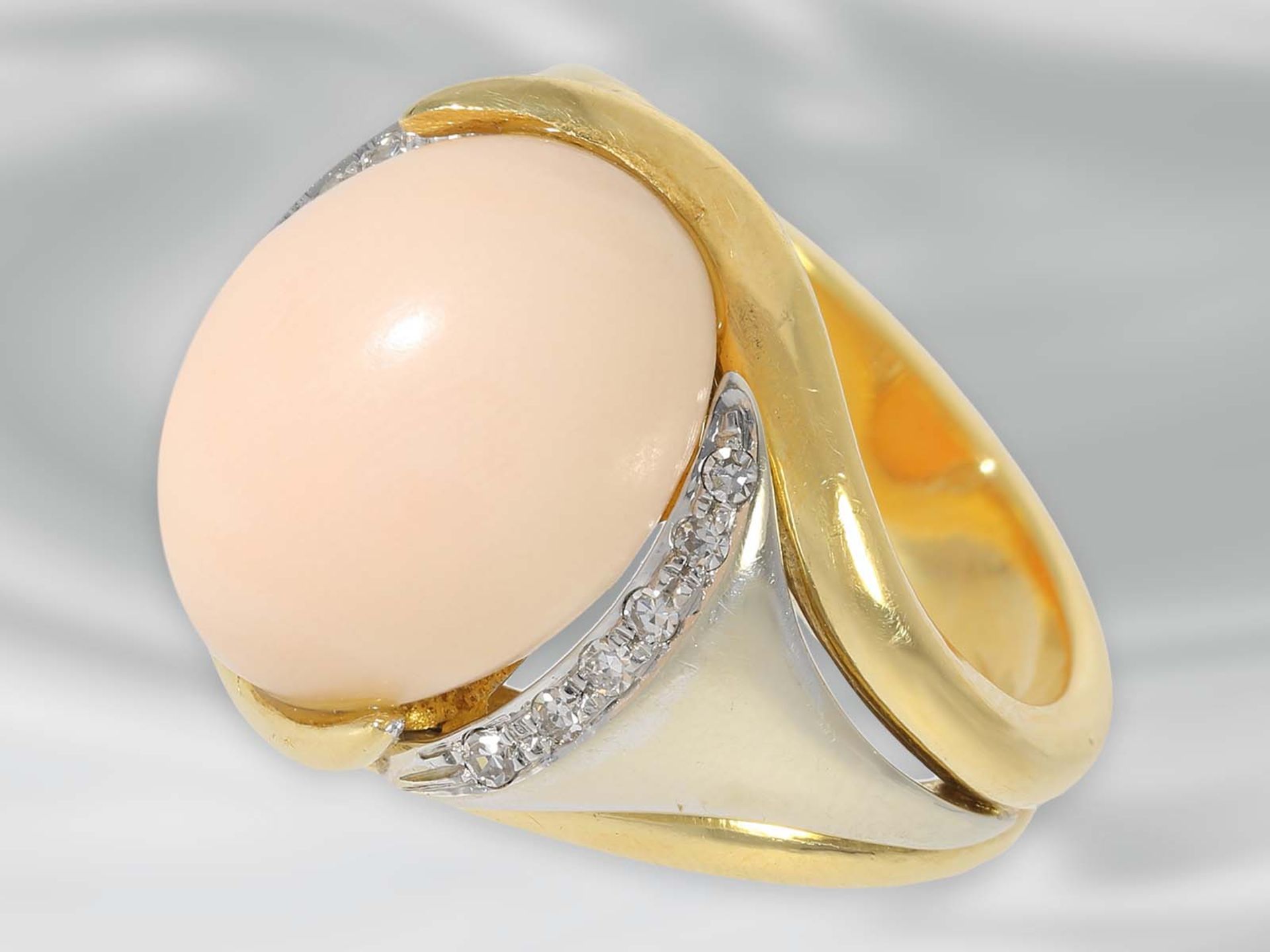 Ring: attraktiver vintage Engelshautkorallen-Ring mit Diamanten, massive Handarbeit aus 18K