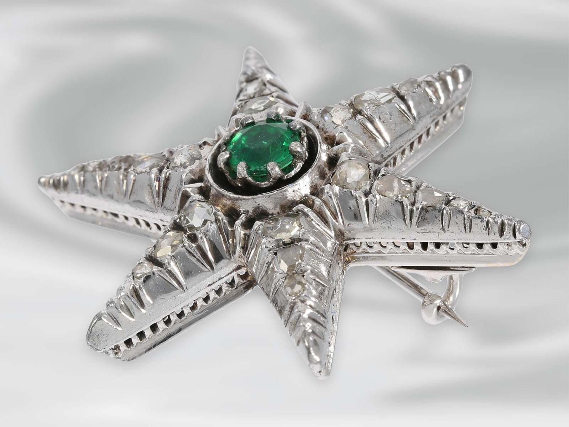 Brosche/Nadel: antike Sternbrosche mit Smaragd und Diamantrosen, 14K Gold & SilberCa. Ø3cm, ca. 14, - Bild 2 aus 3