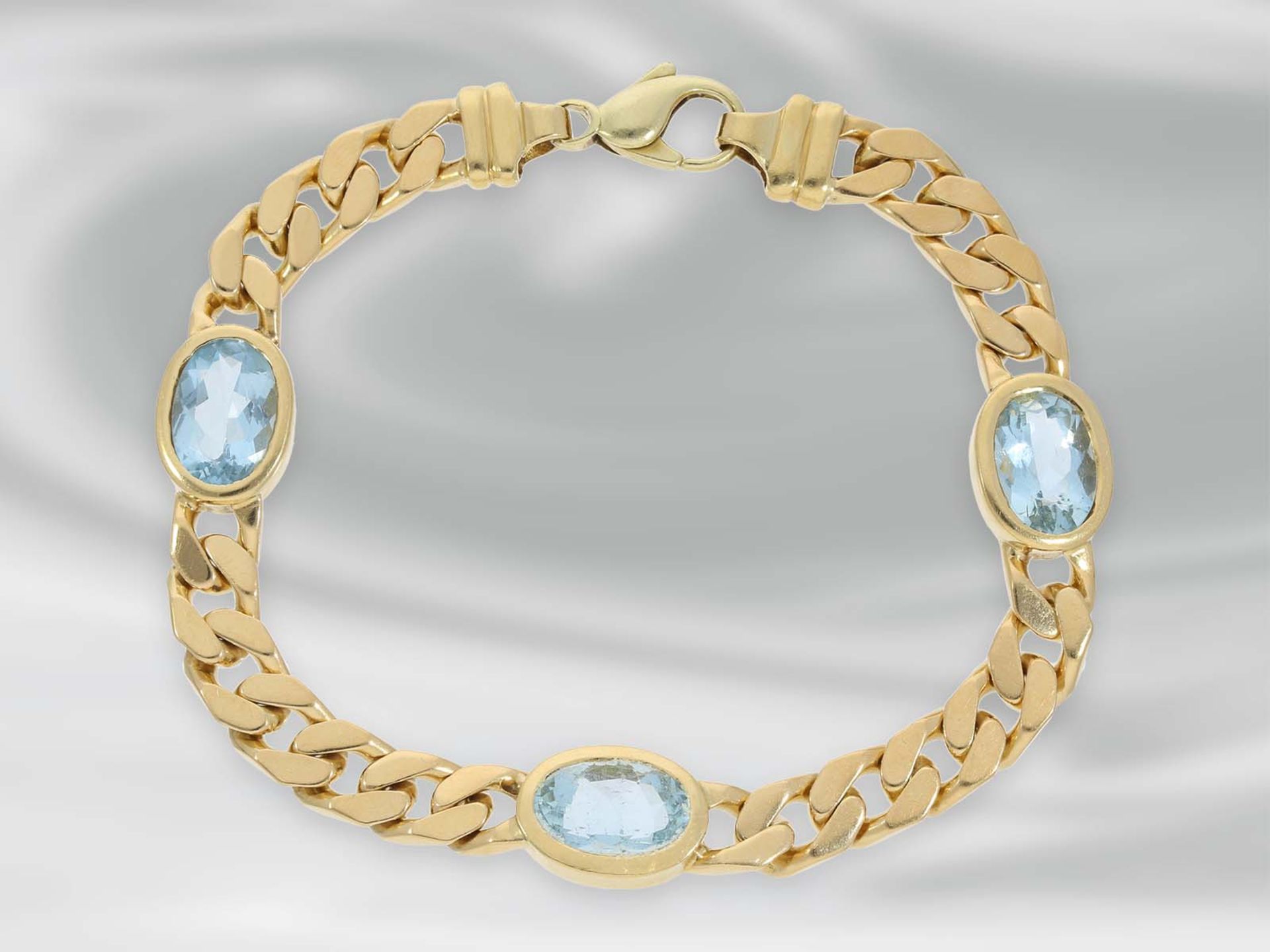 Armband: massives goldenes Panzerarmband mit Aquamarinen, ca. 10,2ct, 18K GelbgoldCa. 20,5cm lang, - Bild 2 aus 2